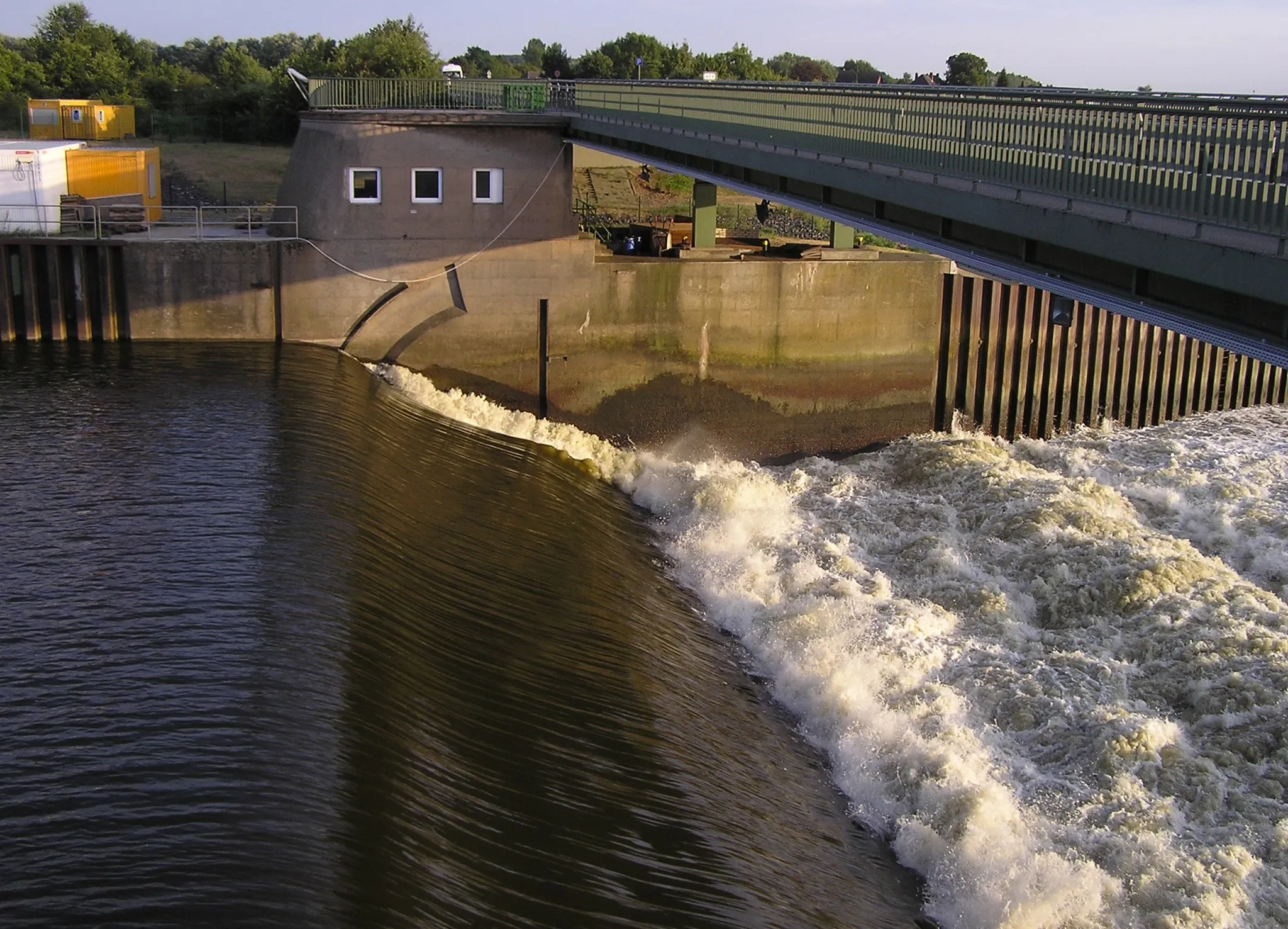 Photo showing: Staustufe Geesthacht mit Brücke der B 404 über die Elbe.