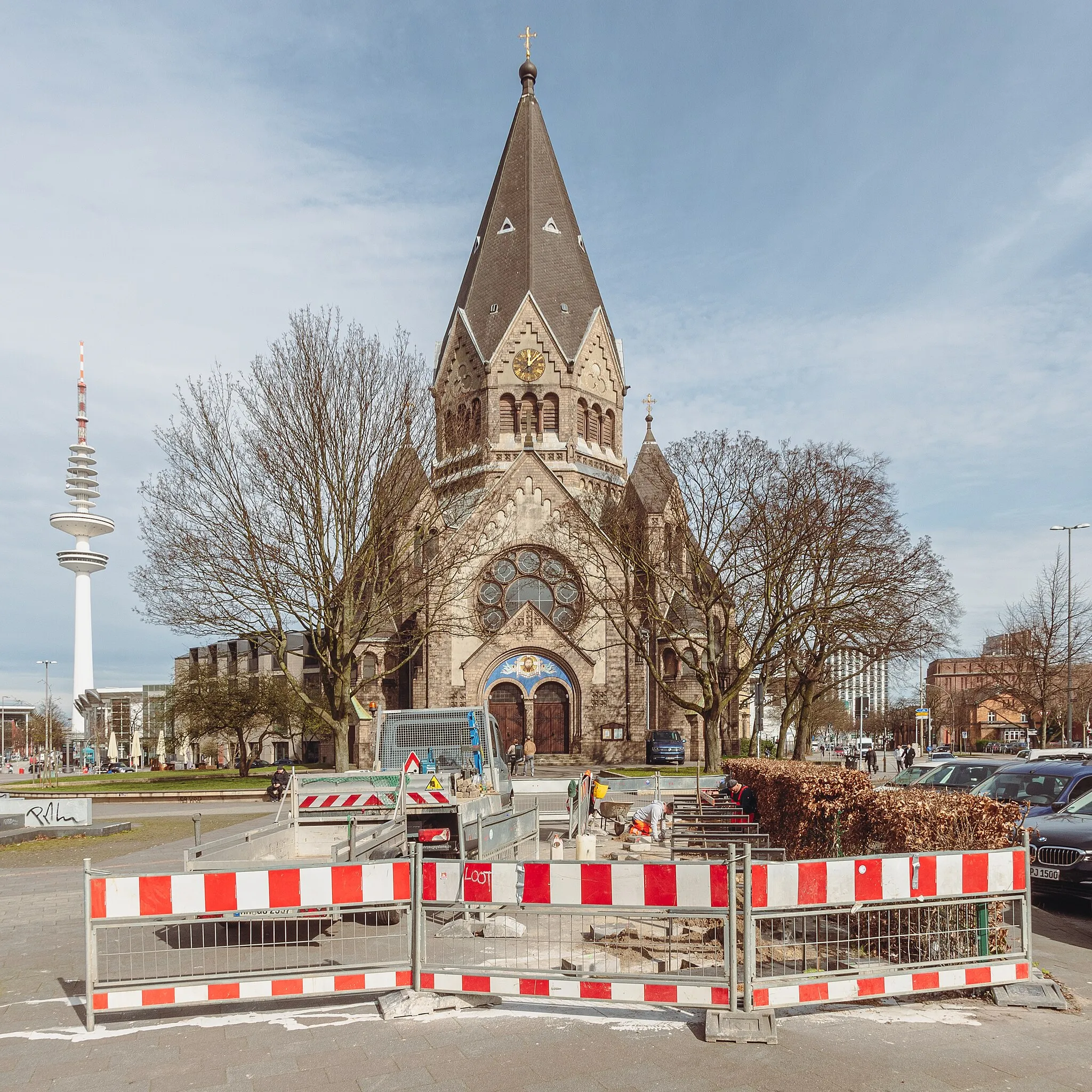 Photo showing: The church of grace St. Pauli with a construction site in front of it. To the left of it is the Heinrich-Hertz-Tower.