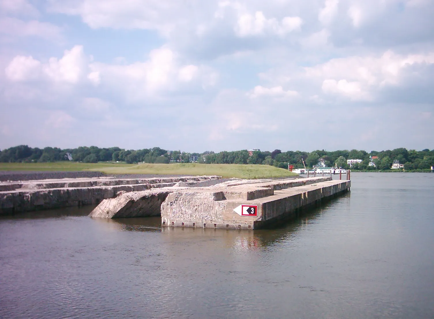 Photo showing: U-Boot-Bunker Finkenwerder, a World War II submarine bunker in Hamburg-Finkenwerder, Germany.