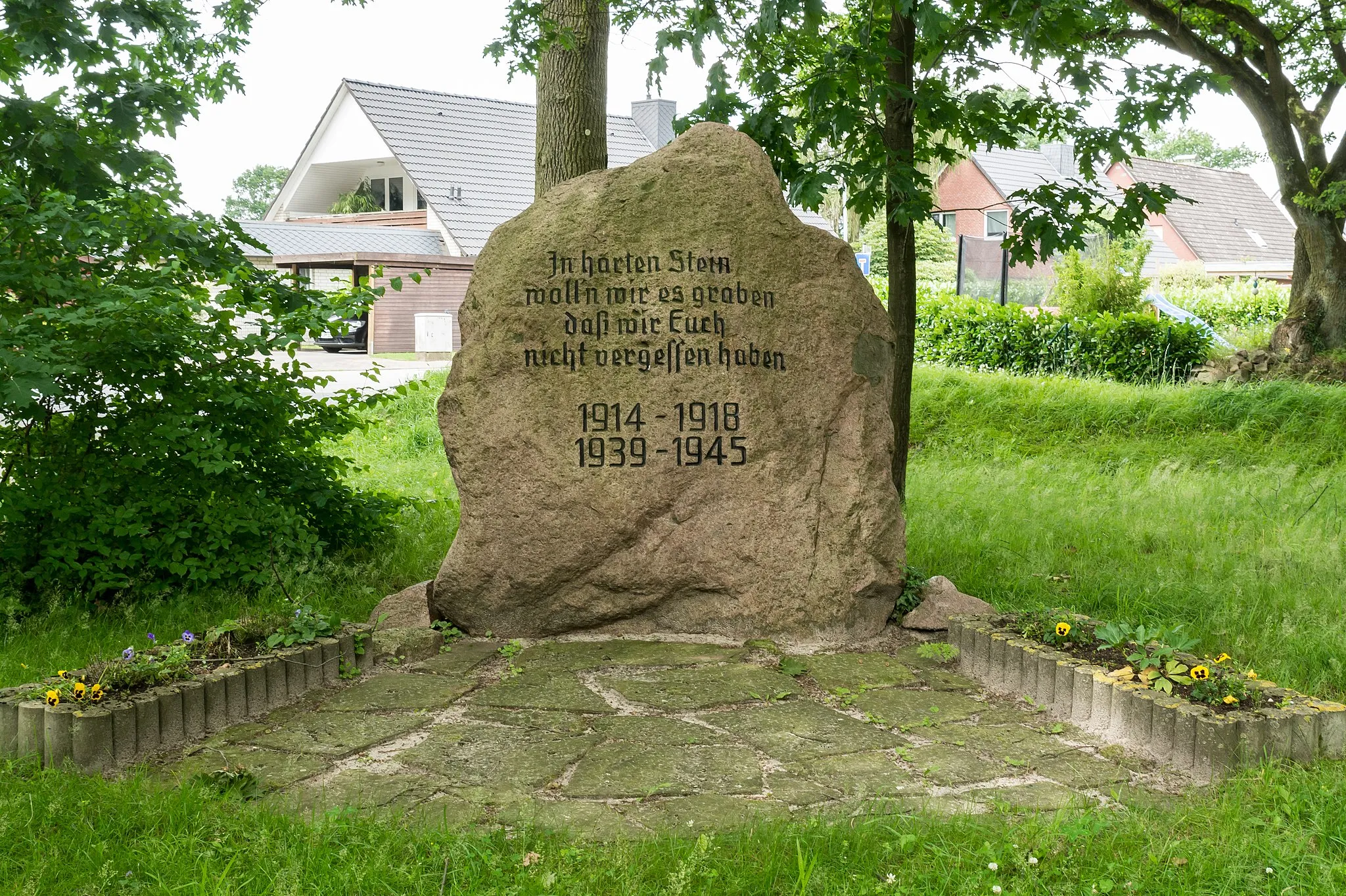 Photo showing: Kriegerdenkmal im Barsbütteler Ortsteil Willinghusen.