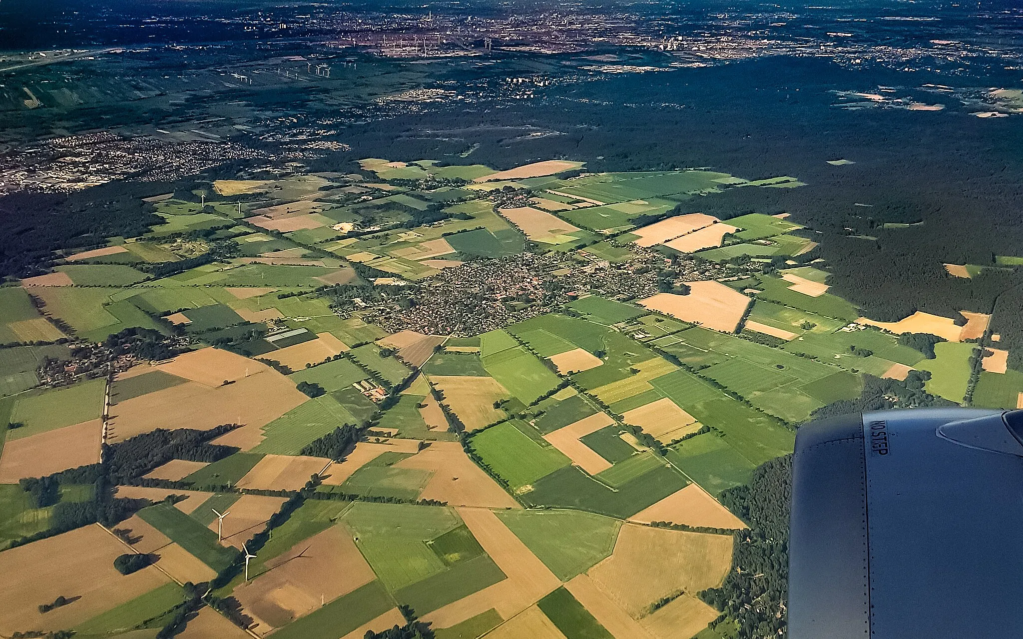 Photo showing: Luftbild von Elstorf, Schwiederstorf, Ardestorf und Neu Wulmstorf und Hamburg im Hintergrund.