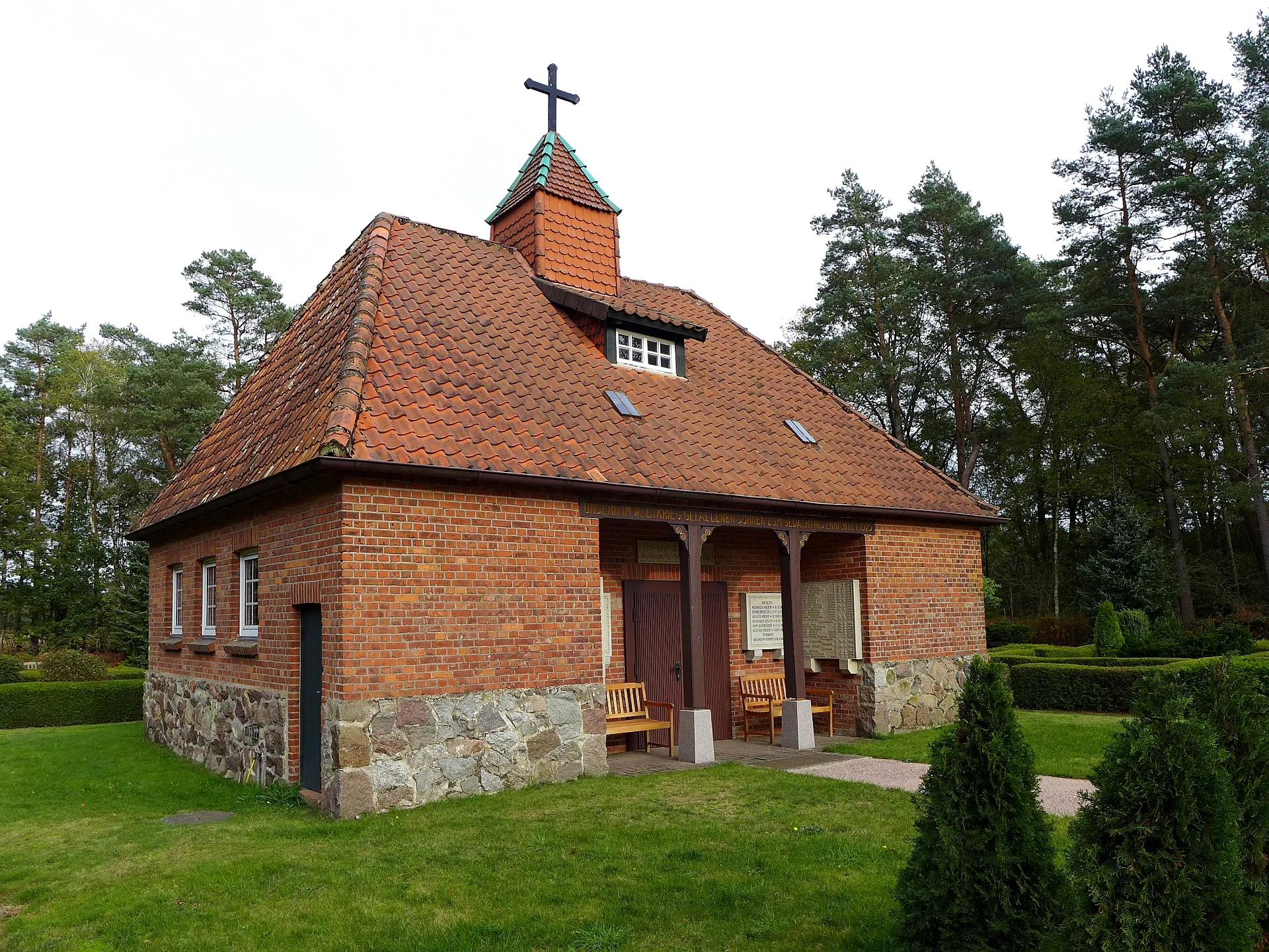 Photo showing: Kapelle, erbaut 1925, auf dem Friedhof von Wesel (Ortsteil von Undeloh).