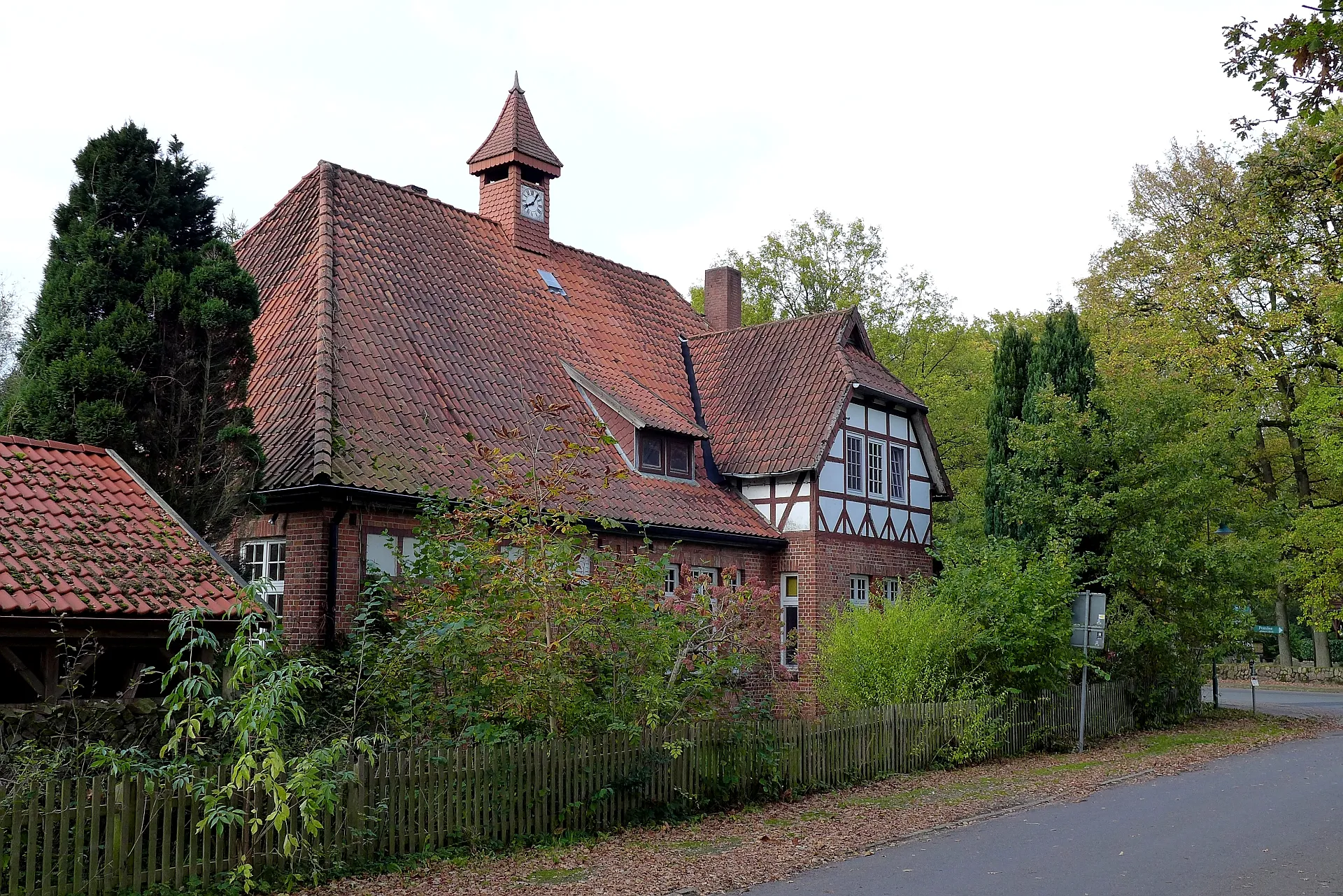 Photo showing: Altes Gebäude mit Uhr- und Glockenturm  am Wehlener Weg von Wesel (bei Undeloh).
