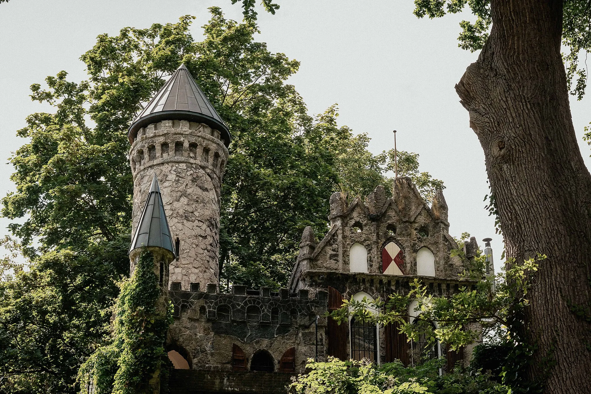 Photo showing: The castle ruin 'Henneberg' (replica), Marienhof 8, in Hamburg-Poppenbüttel.