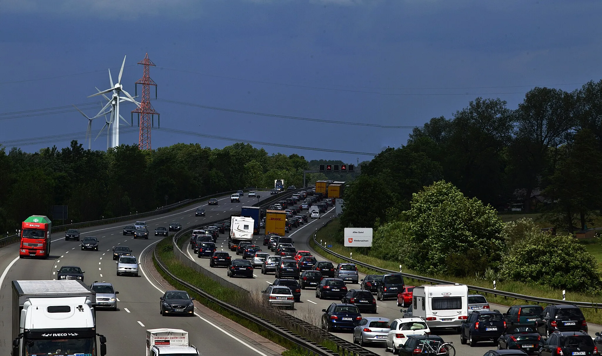 Photo showing: Eine andere Ansicht eines Staus. A1 nach Norden, gesehen von der Autobahnbrücke Kleinmoordamm in Seevetal, links 380-kV-Freileitung in Hamburg-Neuland und dahinter Windräder am Neuländer See