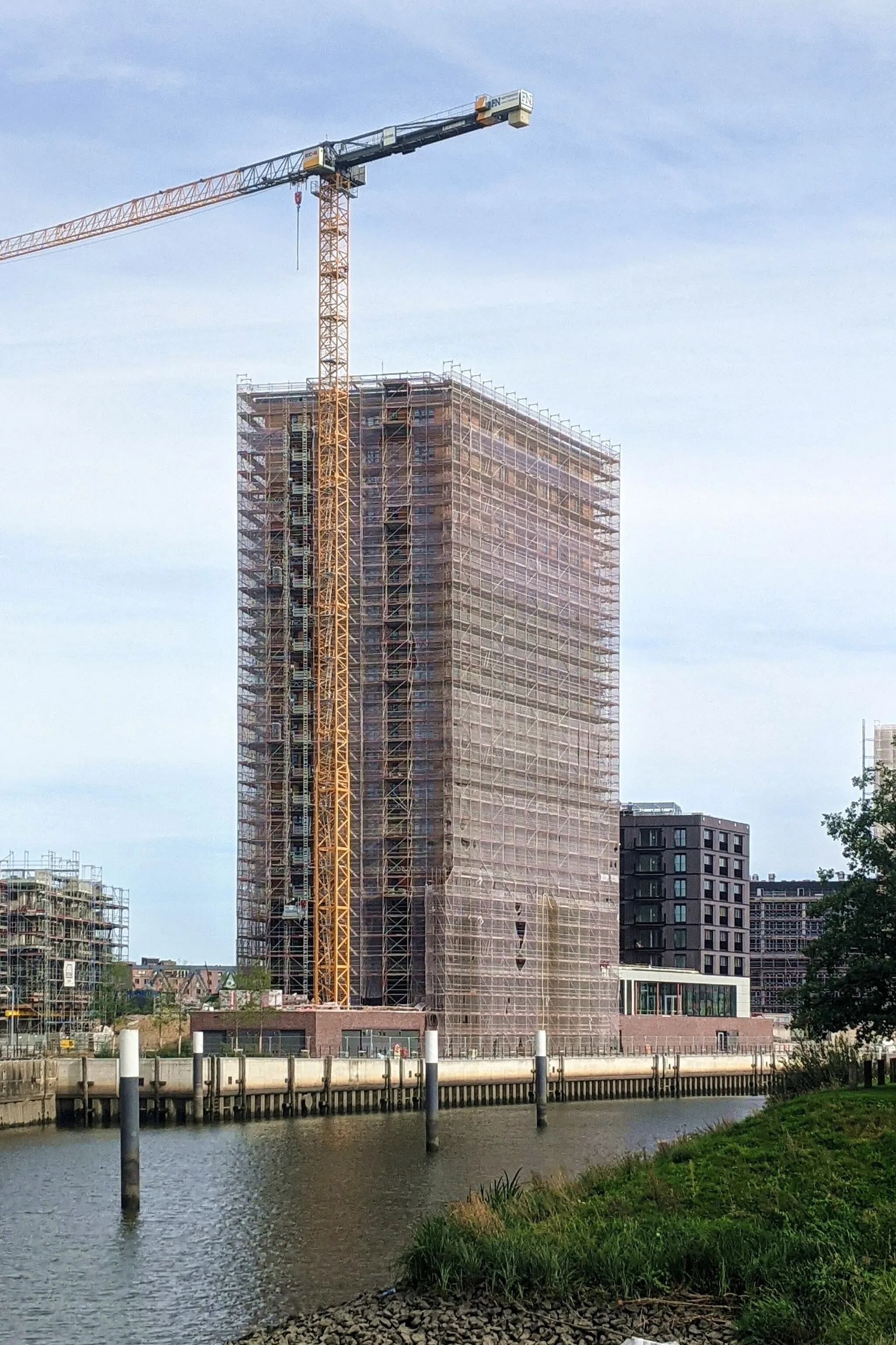 Photo showing: Hochhausprojekt "Roots" in der Hamburger Hafencity, Ansicht vom Baakenhafen, Bauzustand September 2023