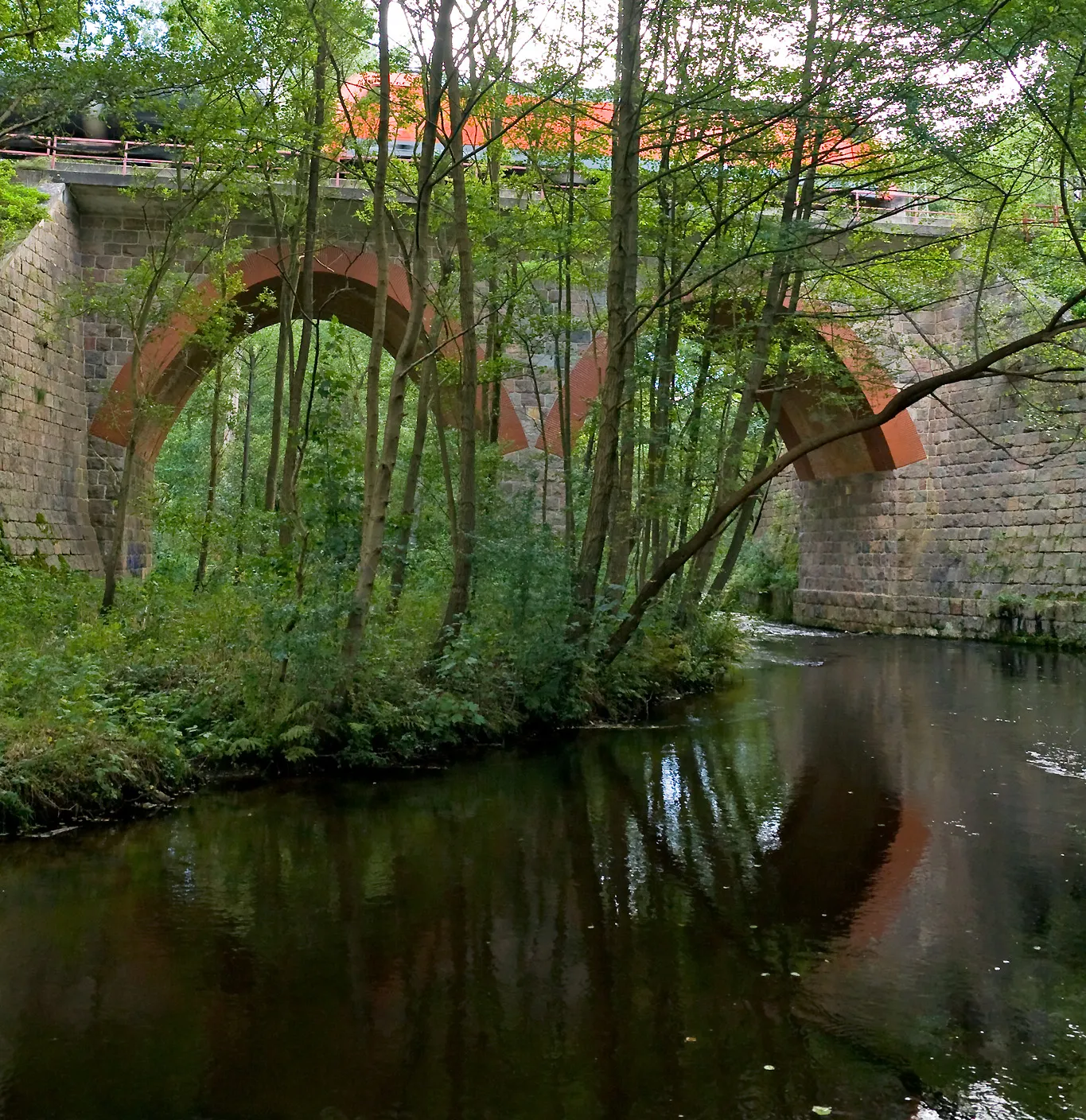 Photo showing: Railway bridge over the Seeve River between Jesteburg and Marxen in the district Harburg in Lower Saxony, Germany.