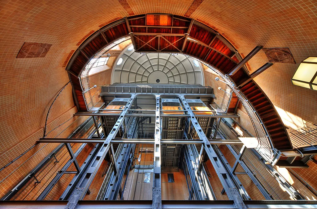 Photo showing: Alter Elbtunnel, Hamburg. 
Blick vom Grund des Alten Elbtunnels auf die Nord-Kuppel. This is a photograph of an architectural monument. It is on the list of cultural monuments of Hamburg, no. 1399.