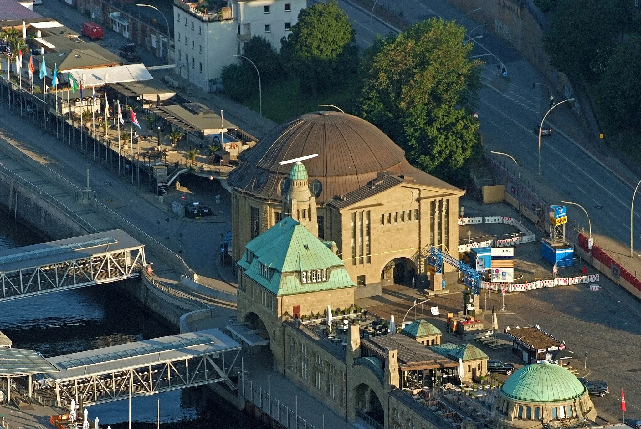 Photo showing: Entrance building to the Old Elbe tunnnel, Hamburg (Hot air balloon project)