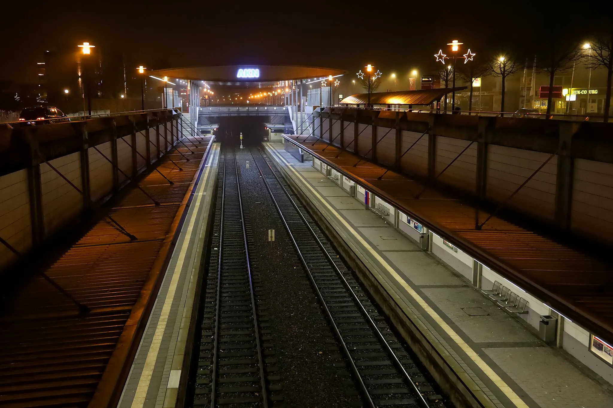 Photo showing: AKN Bahnhof Henstedt-Ulzburg Dezember 2020 Blickrichtung Norden