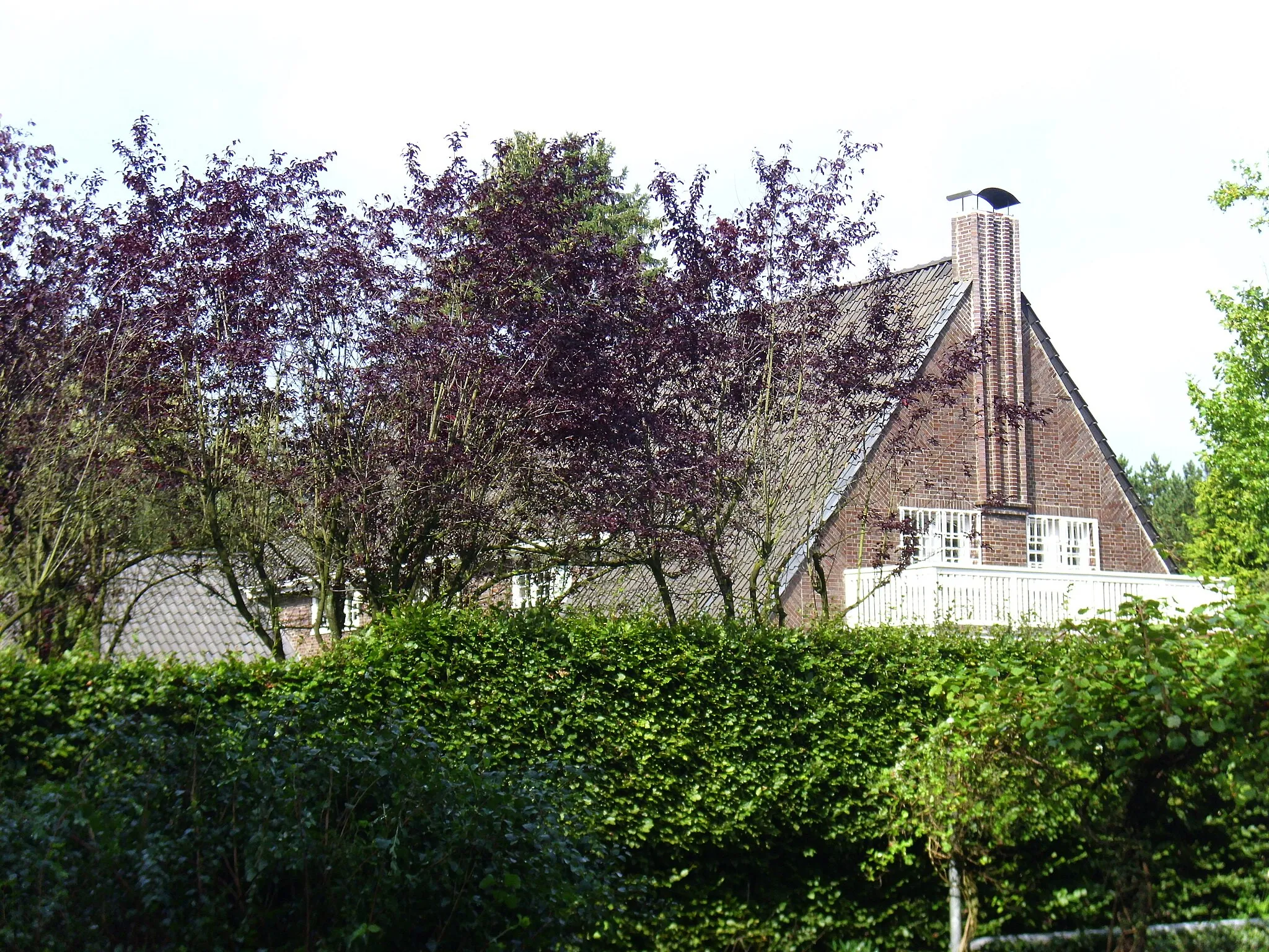 Photo showing: Mellenbergweg 83
This is a photograph of an architectural monument. It is on the list of cultural monuments of Hamburg, no. 644.