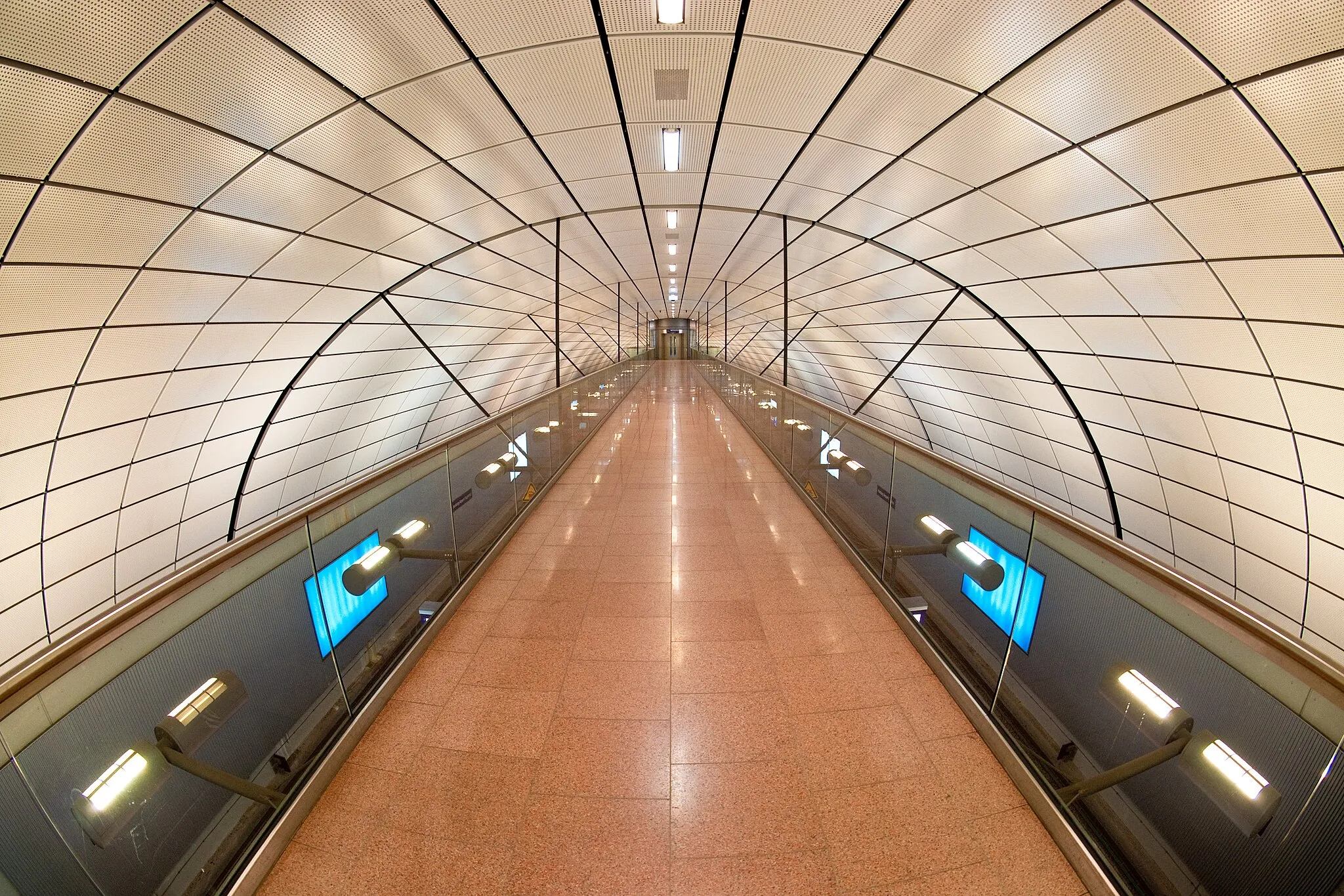 Photo showing: Entrance to the S-Bahn station in Hamburg Airport