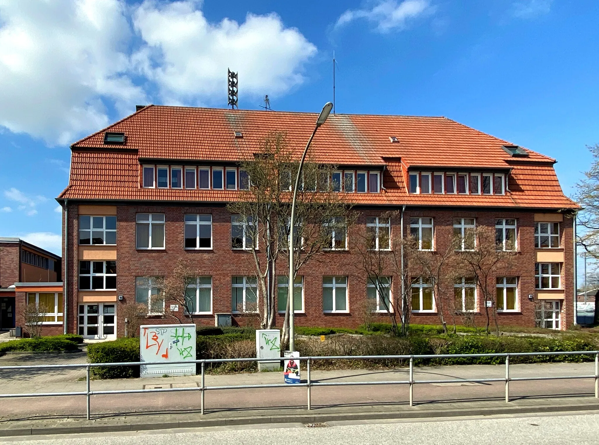Photo showing: Schule Arp-Schnitger-Stieg in Hamburg-Neuenfelde, Altbau von 1919 (Ostseite)
