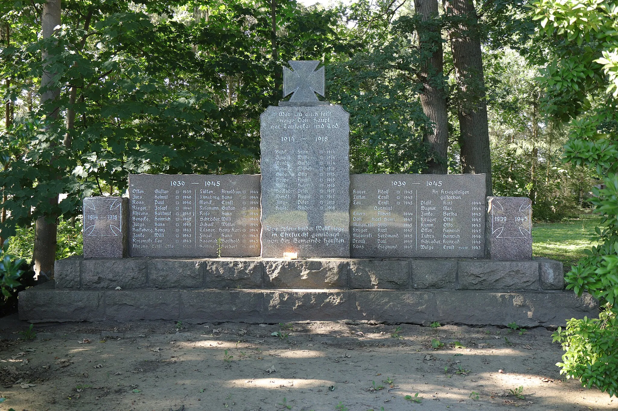 Photo showing: Seevetal-Hoersten, Deichstrasse, war memorial, cultural heritage monument 26959320