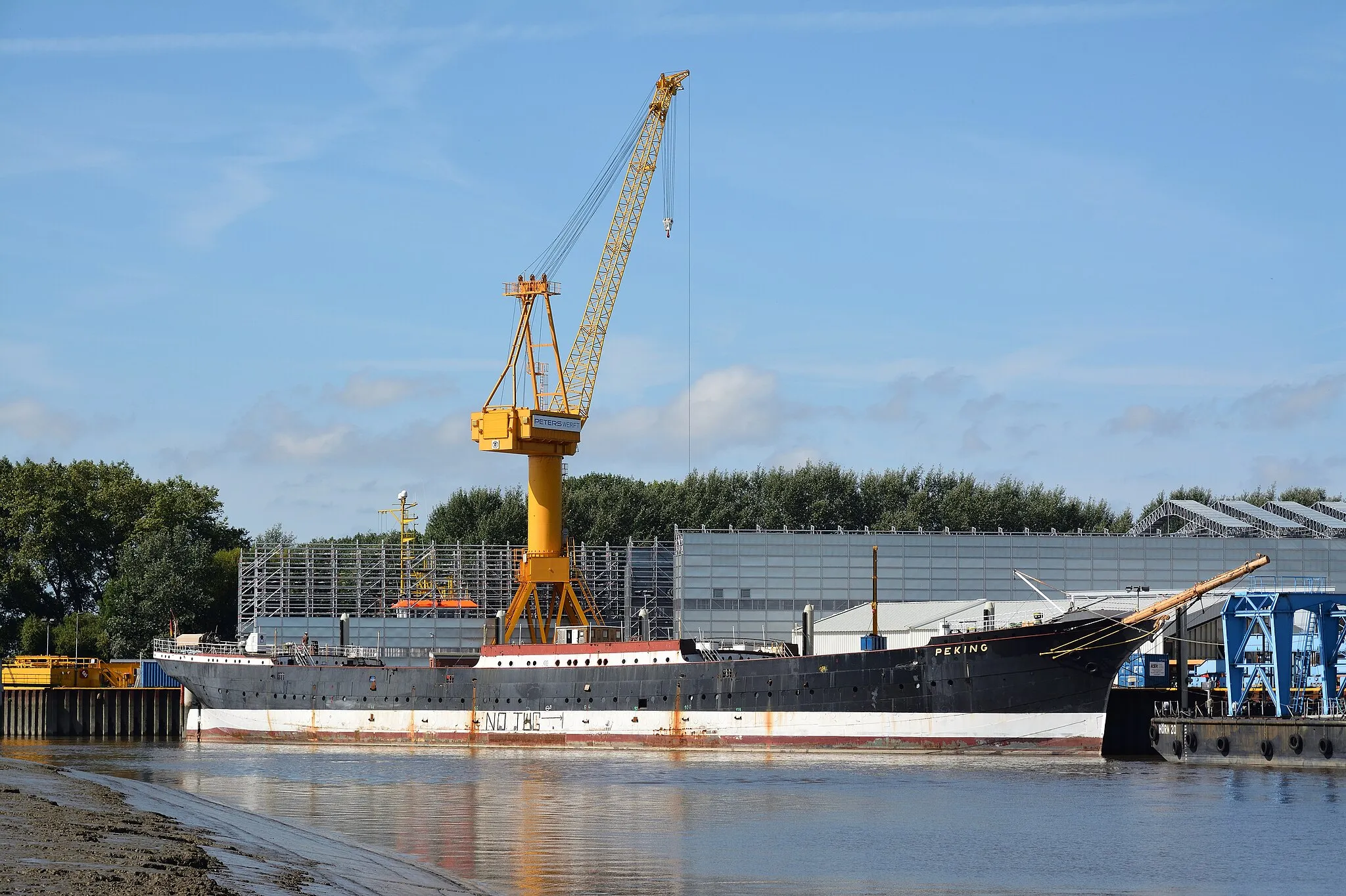 Photo showing: Die Viermastbark Peking vor der Peters Werft in Wewelsfleth im August 2017.

Alle Masten sind demontiert.