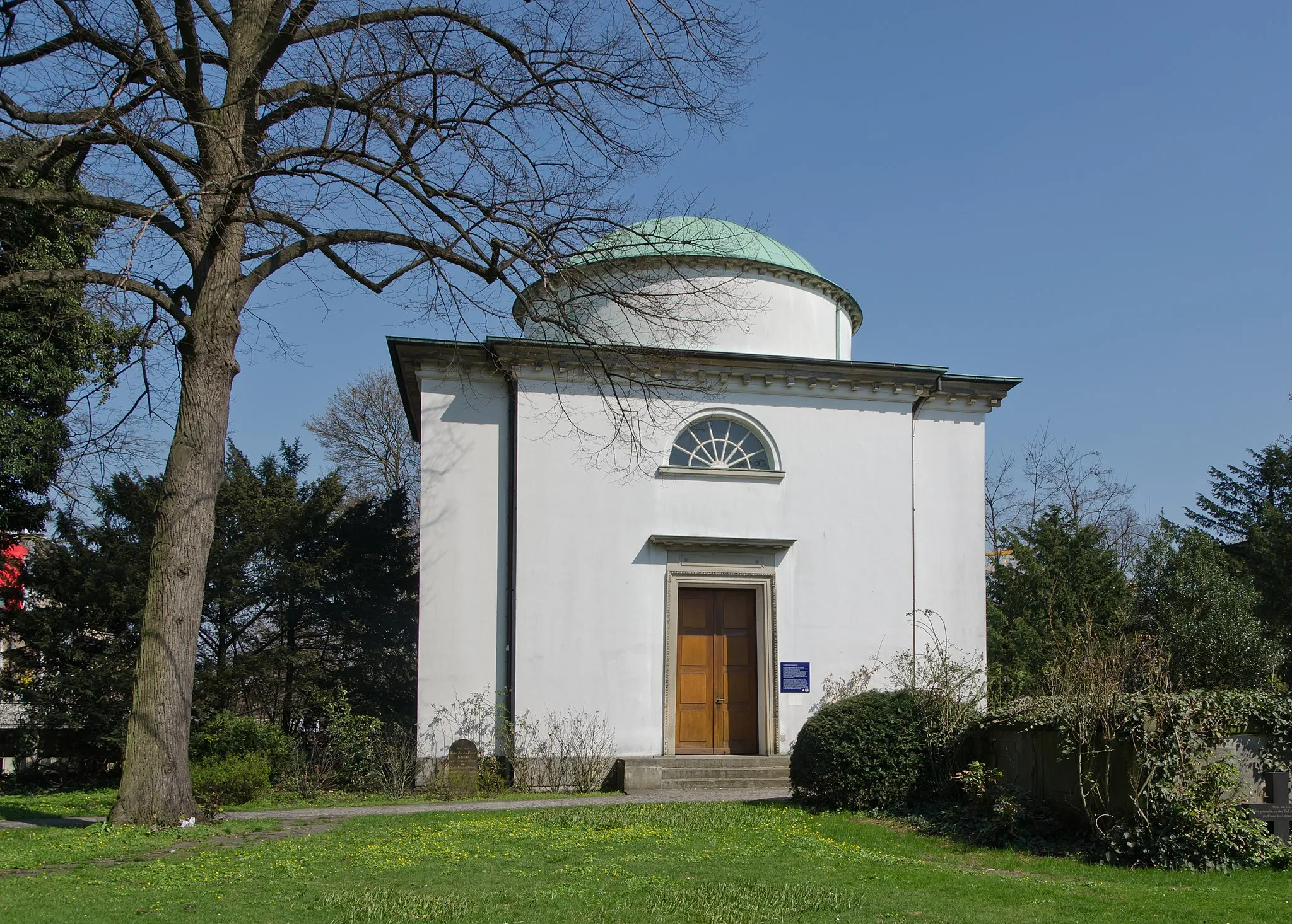 Photo showing: Schimmelmann-Mausoleum

This is a photograph of an architectural monument. It is on the list of cultural monuments of Hamburg, no. 190.