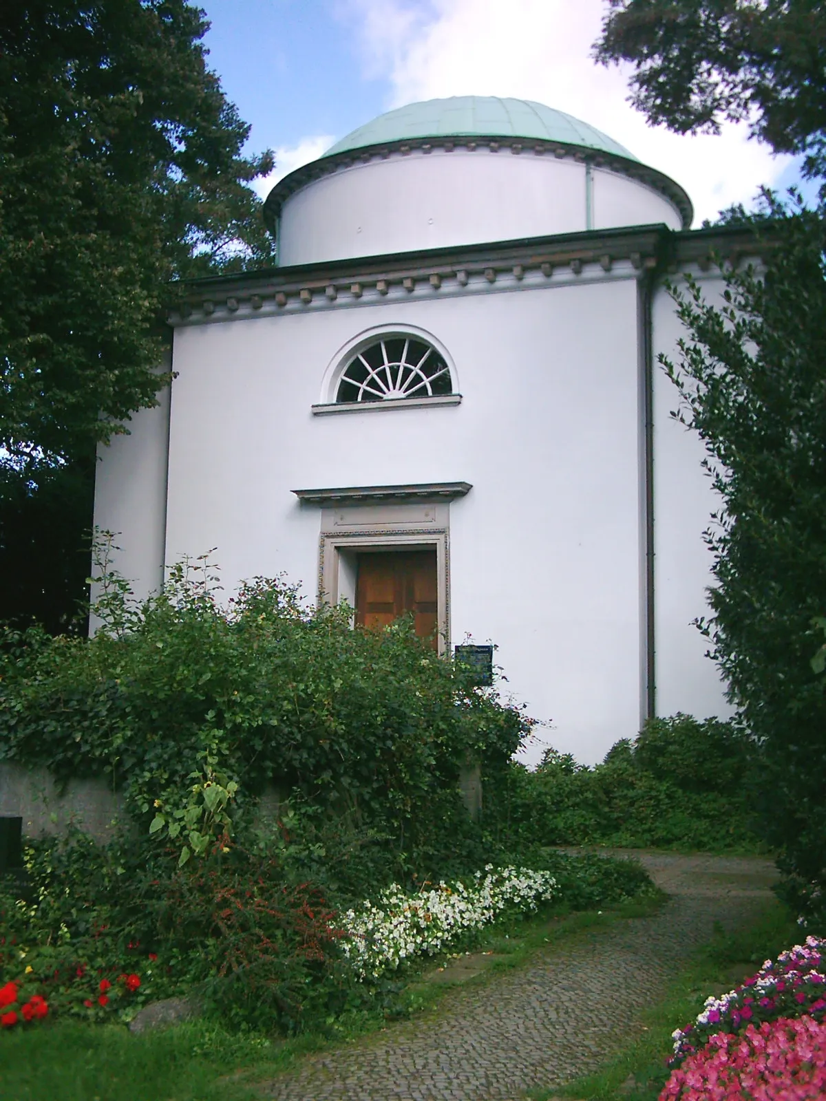 Photo showing: Mausoleum Heinrich Carl von Schimmelmanns (1724-1782), Hamburg-Wandsbek. Siehe auch Image:Schimmelmann Mausoleum Hamburg-Wandsbek Tafel.jpg This is a photograph of an architectural monument. It is on the list of cultural monuments of Hamburg, no. 190.