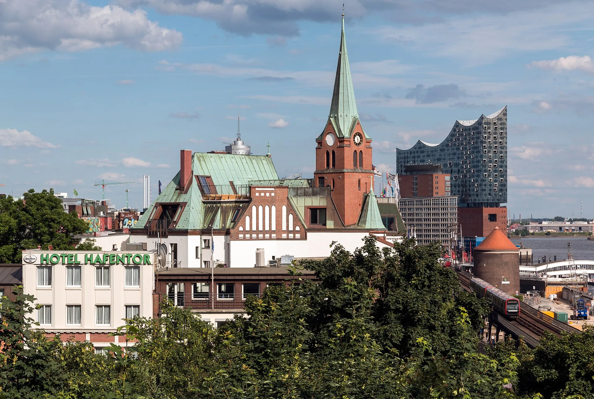 Photo showing: Schwedische Gustaf-Adolphs-Kirche and Elbphilharmonie, Hamburg, Germany