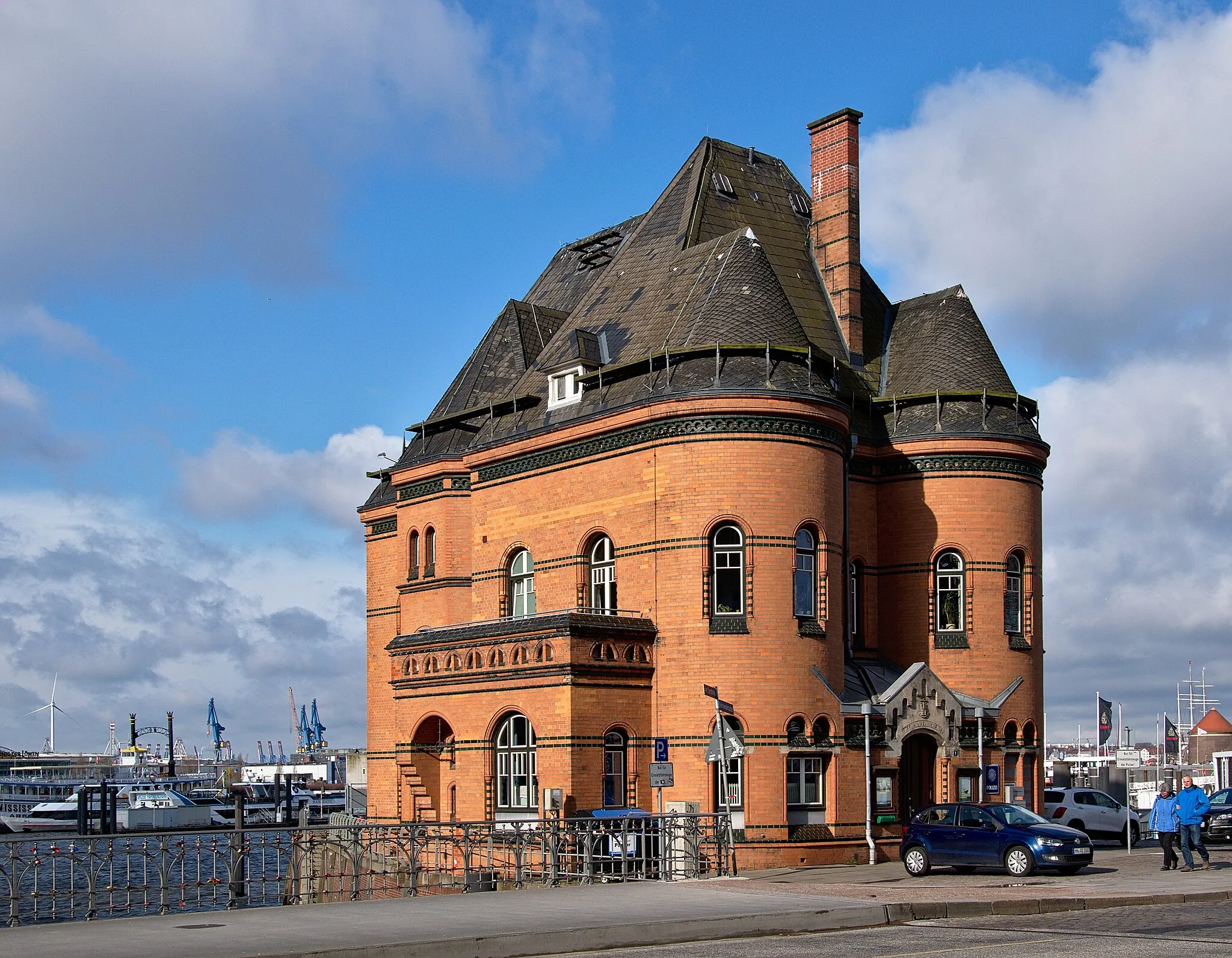 Photo showing: Hafenpolizeiwache No. 2, an old water police station, still in operation, on Kehrwiederspitze 1, Hamburg.