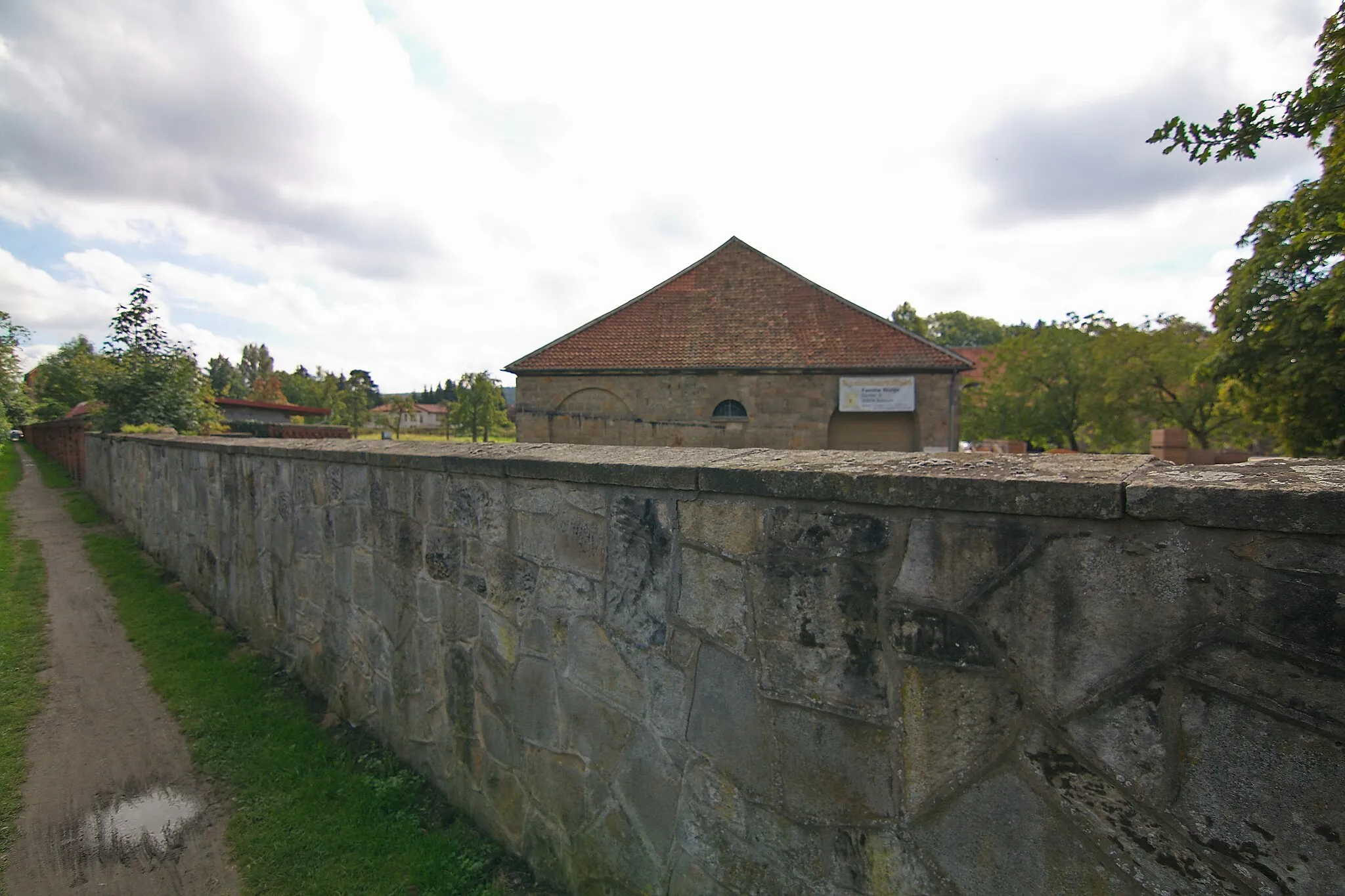 Photo showing: Mauer des Rittergutes der Freiherren Knigge in Bredenbeck (Wennigsen), Niedersachsen, Deutschland