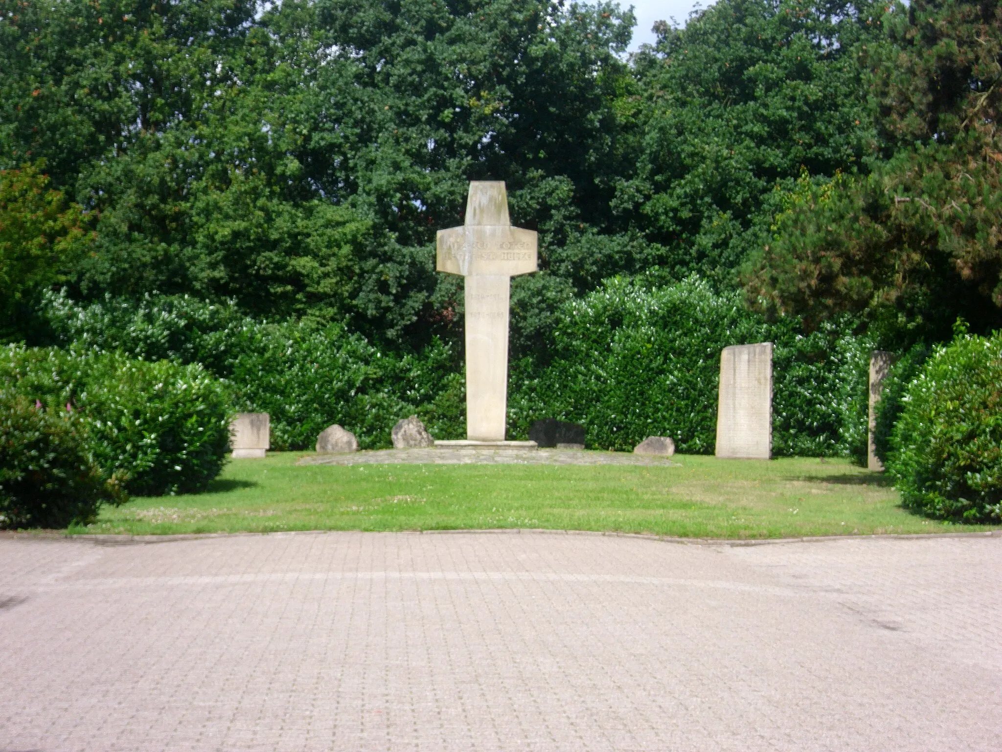 Photo showing: Kirchweg 11A, Gefallenendenkmal Heede Friedhof bei St. Hülfe