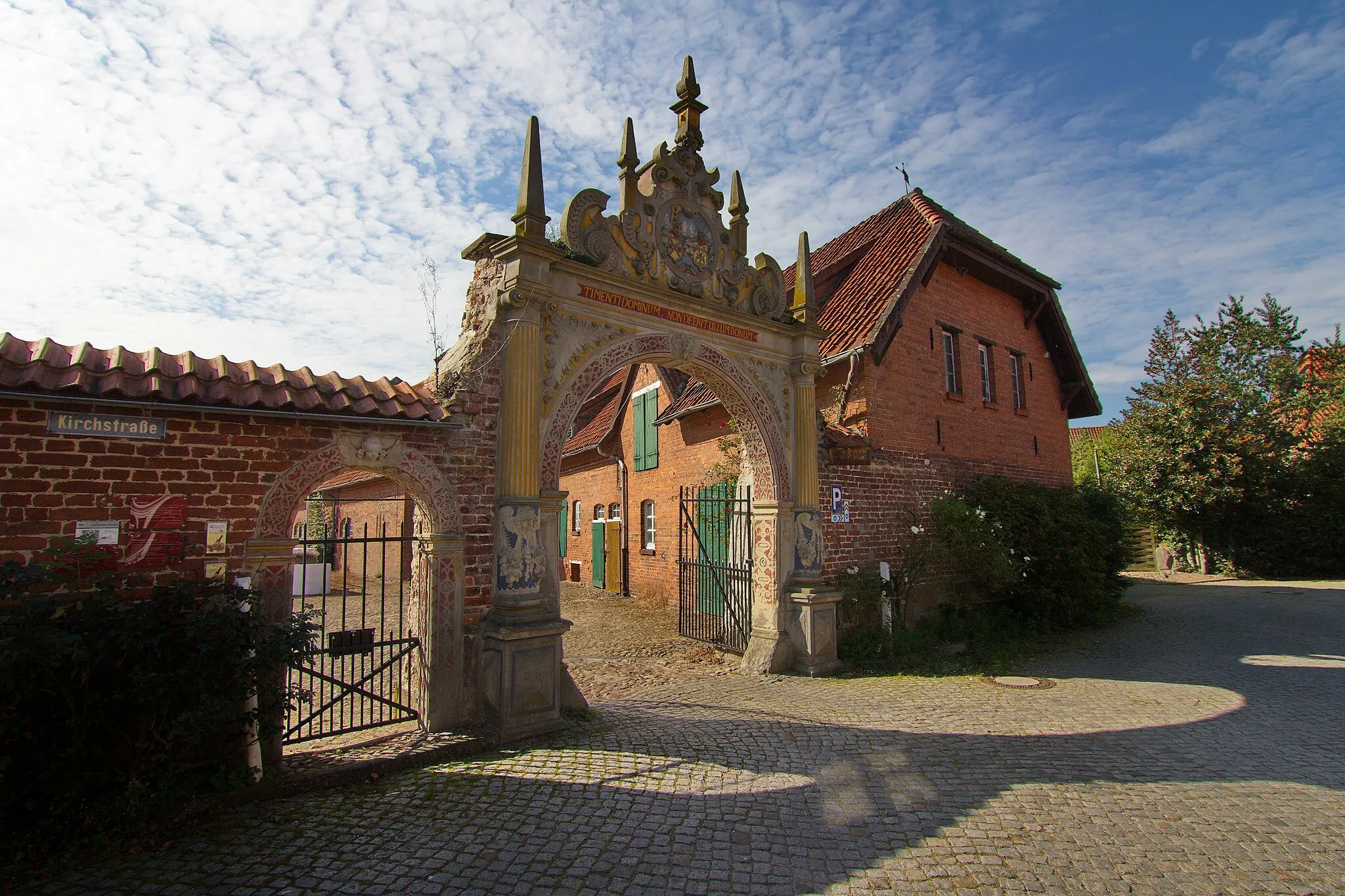 Photo showing: Prachtportal im Renaissancestil vor dem Schlossgut in Drakenburg, Niedersachsen, Deutschland