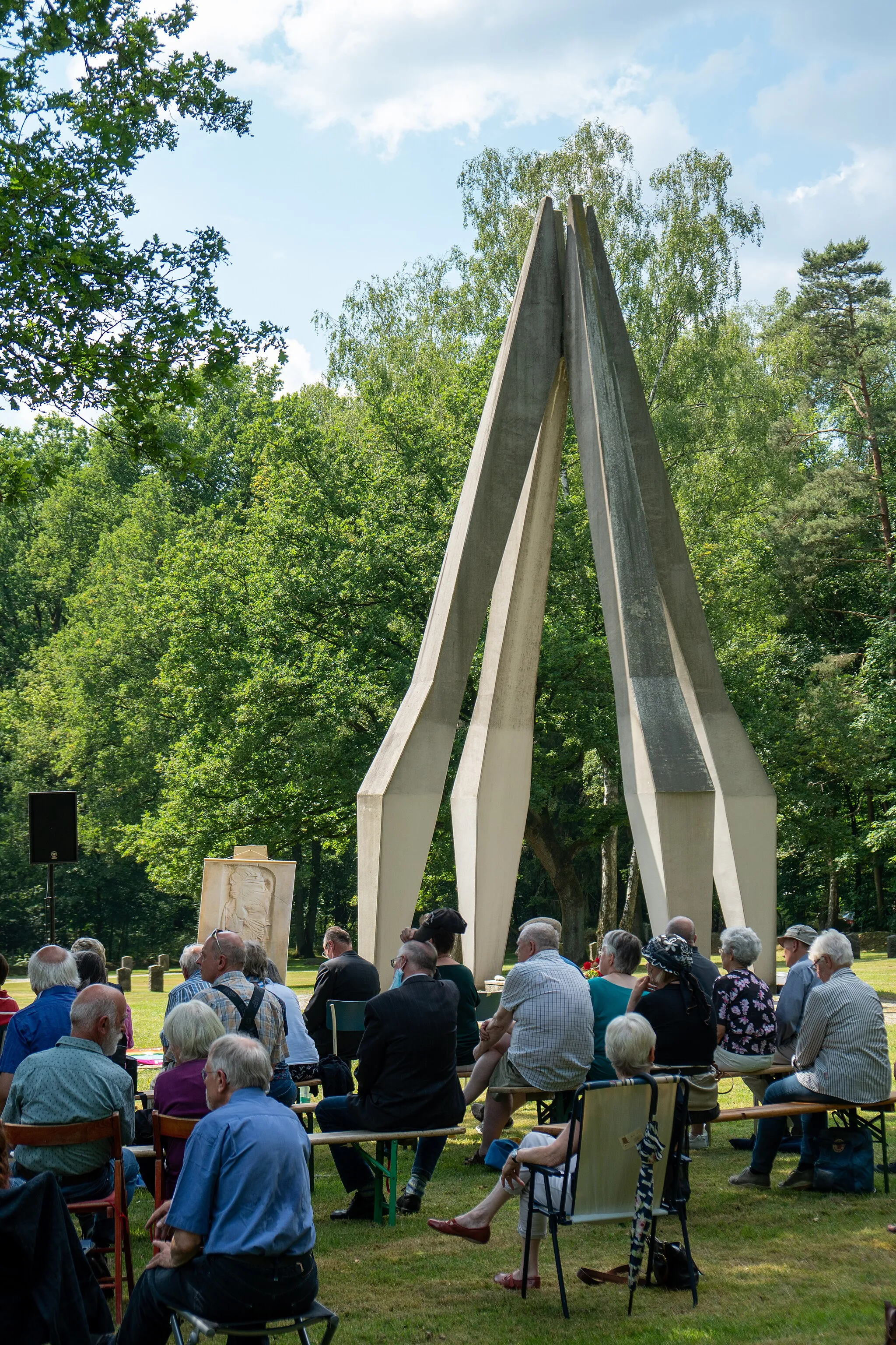 Photo showing: Gedenkfeier "80 Jahre nach dem Überfall auf die Sowjetunion" auf dem Kriegsgefangenenfriedhof in Oerbke