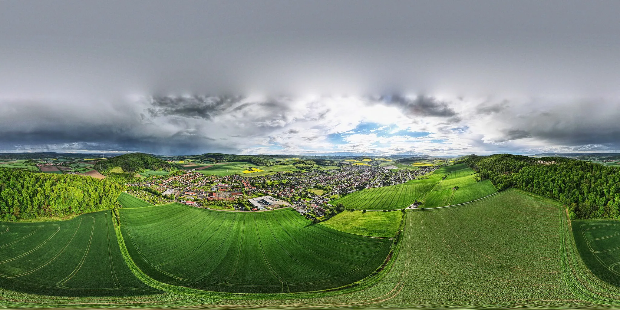 Photo showing: Luftbild - 360-Grad-Panorama von Delligsen vom Steinberg aus aufgenommen