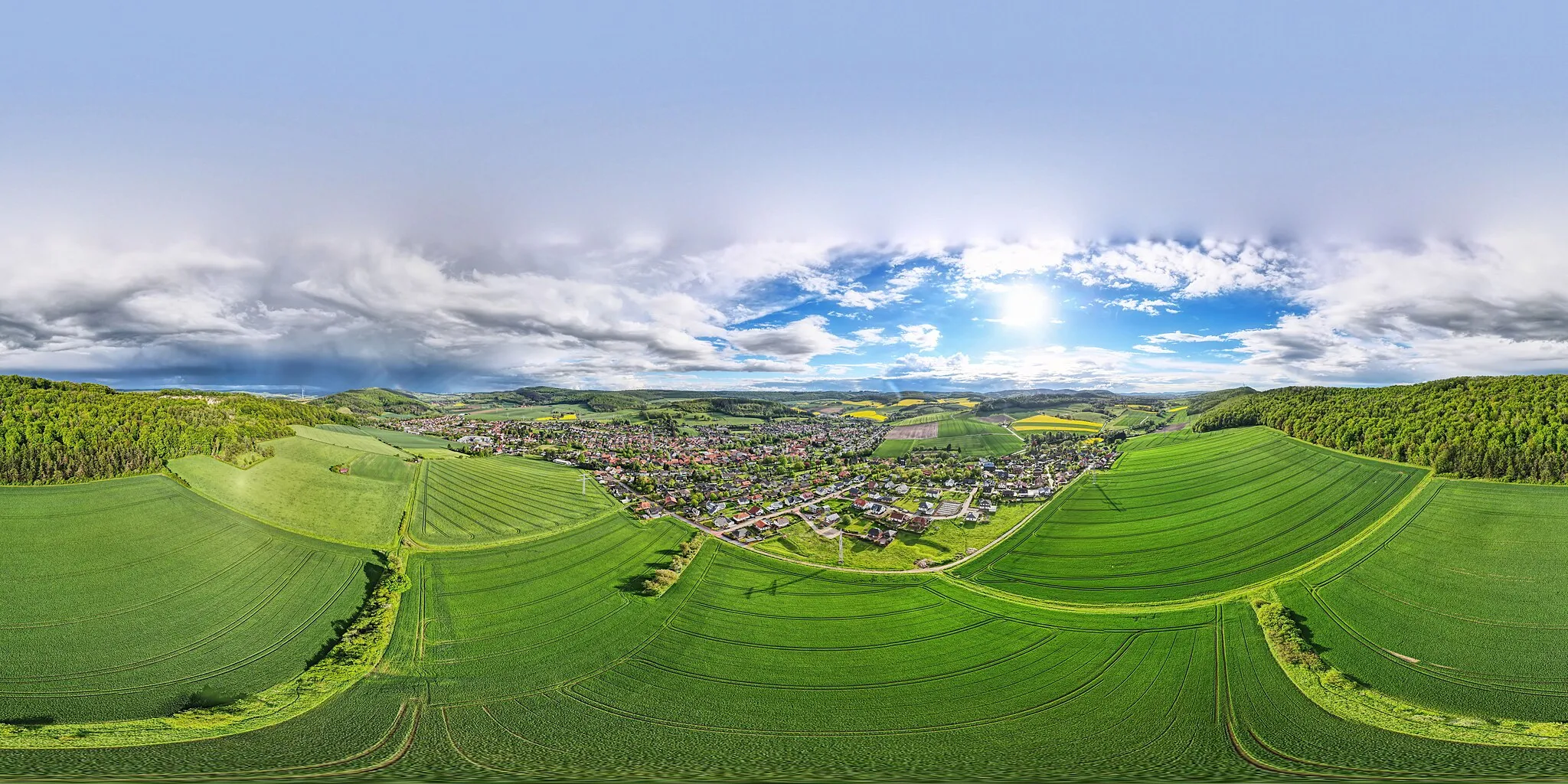 Photo showing: Luftbild - 360-Grad-Panorama von Delligsen vom Steinberg aus aufgenommen