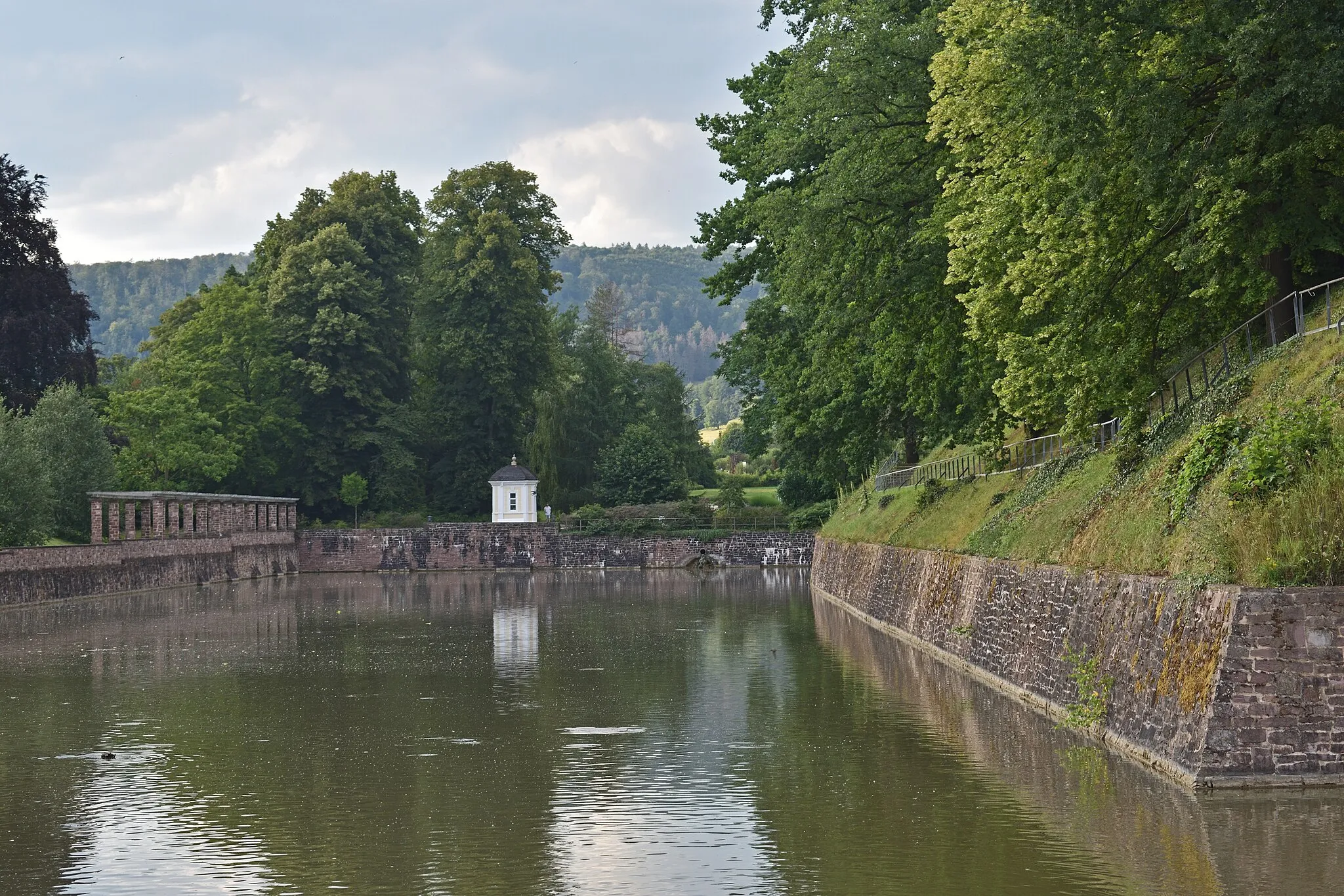 Photo showing: Castle moat (western arm), Bad Pyrmont