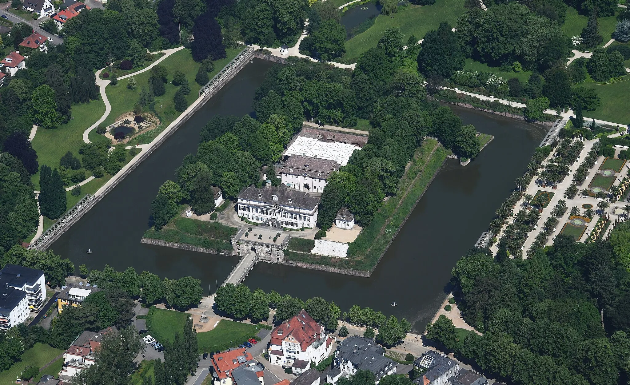 Photo showing: Aerial image of the Schloss Pyrmont