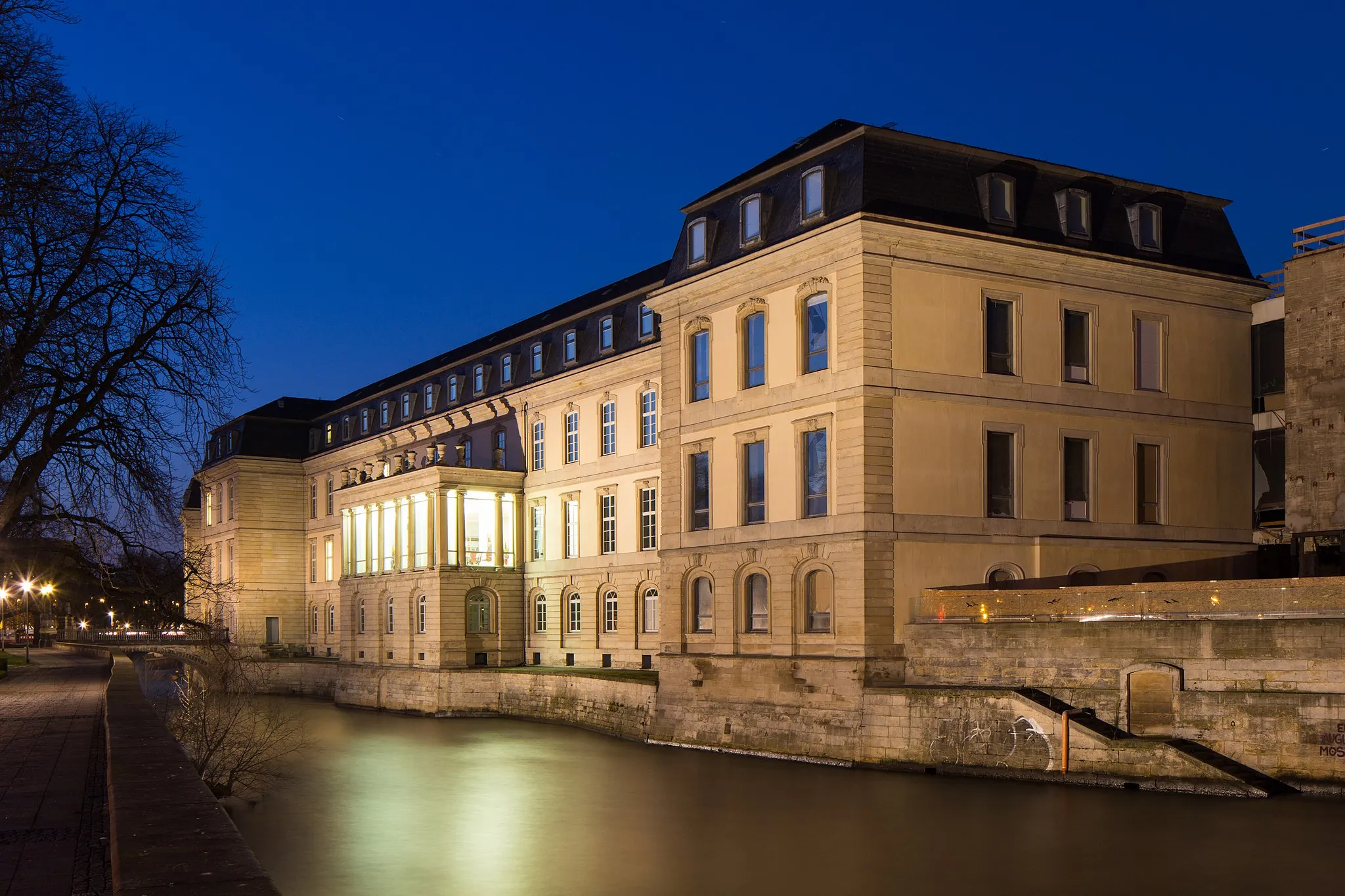 Photo showing: Rear view of Leineschloss parliament building with Leine river in the foreground. The building is located at Leinstrasse in Mitte district of Hanover, Germany.