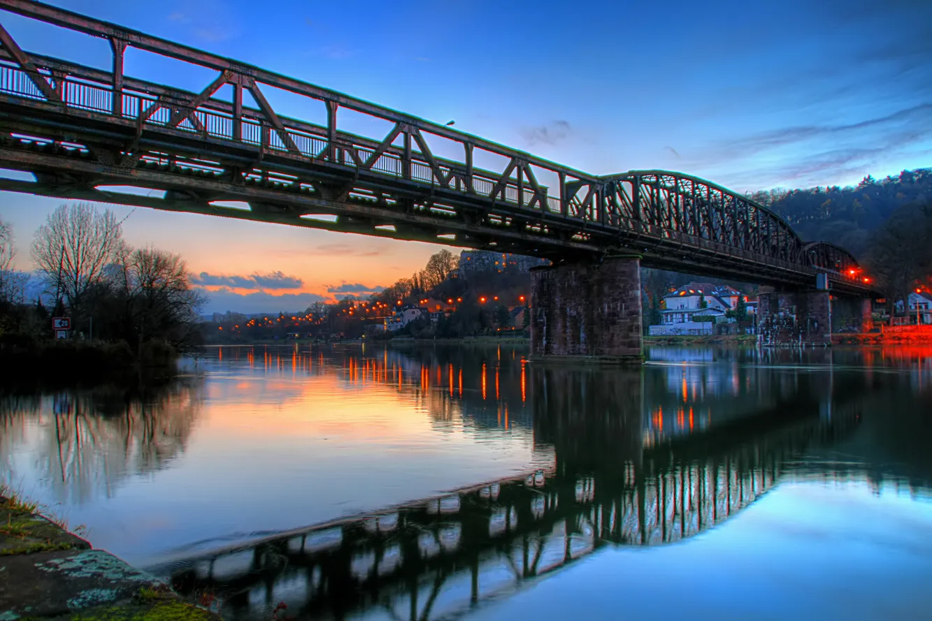 Photo showing: Die stillgelegte Eisenbahnbrücke über die Weser in Hameln