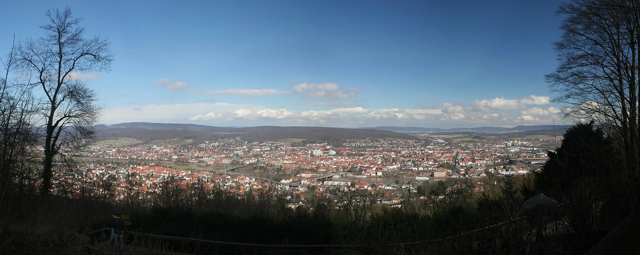 Photo showing: Panoramic view over the city of Hameln (Hamelin) in Germany. This photo is stiched together from 5 pictures. It was shot with the help of a polarization filter and a tripod.