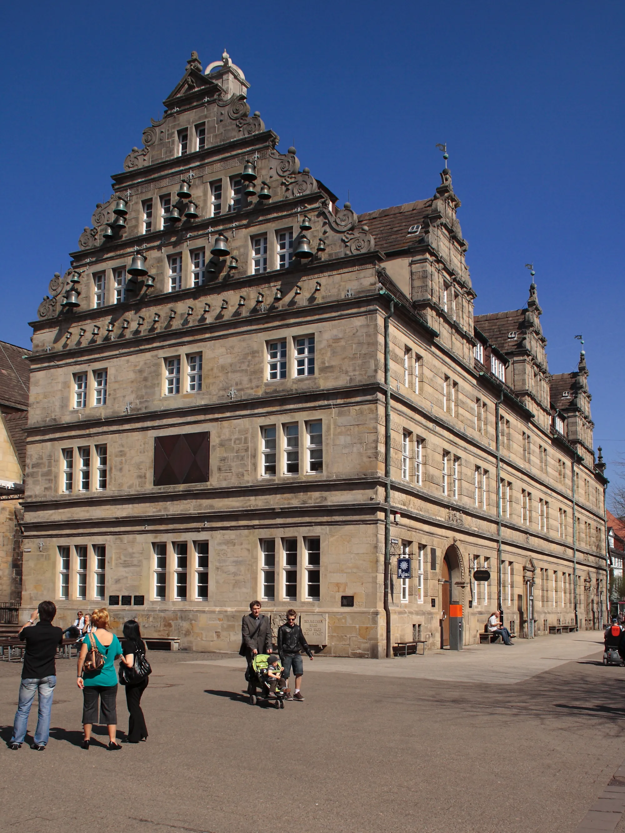 Photo showing: This image shows an ancient building called "Hochzeitshaus" in Hameln, Germany.