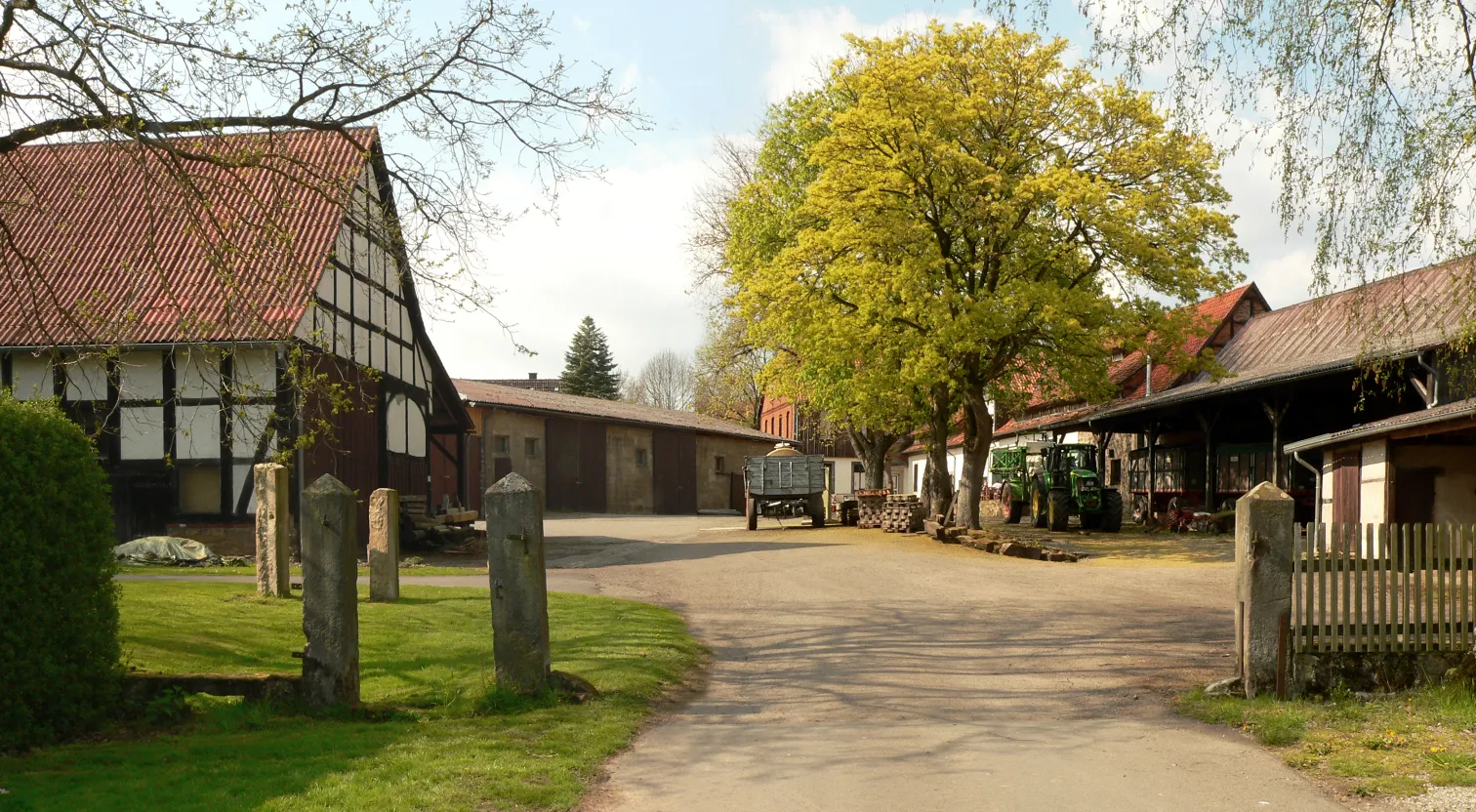 Photo showing: Hof mit Landwirtschaft von Gut Flegessen