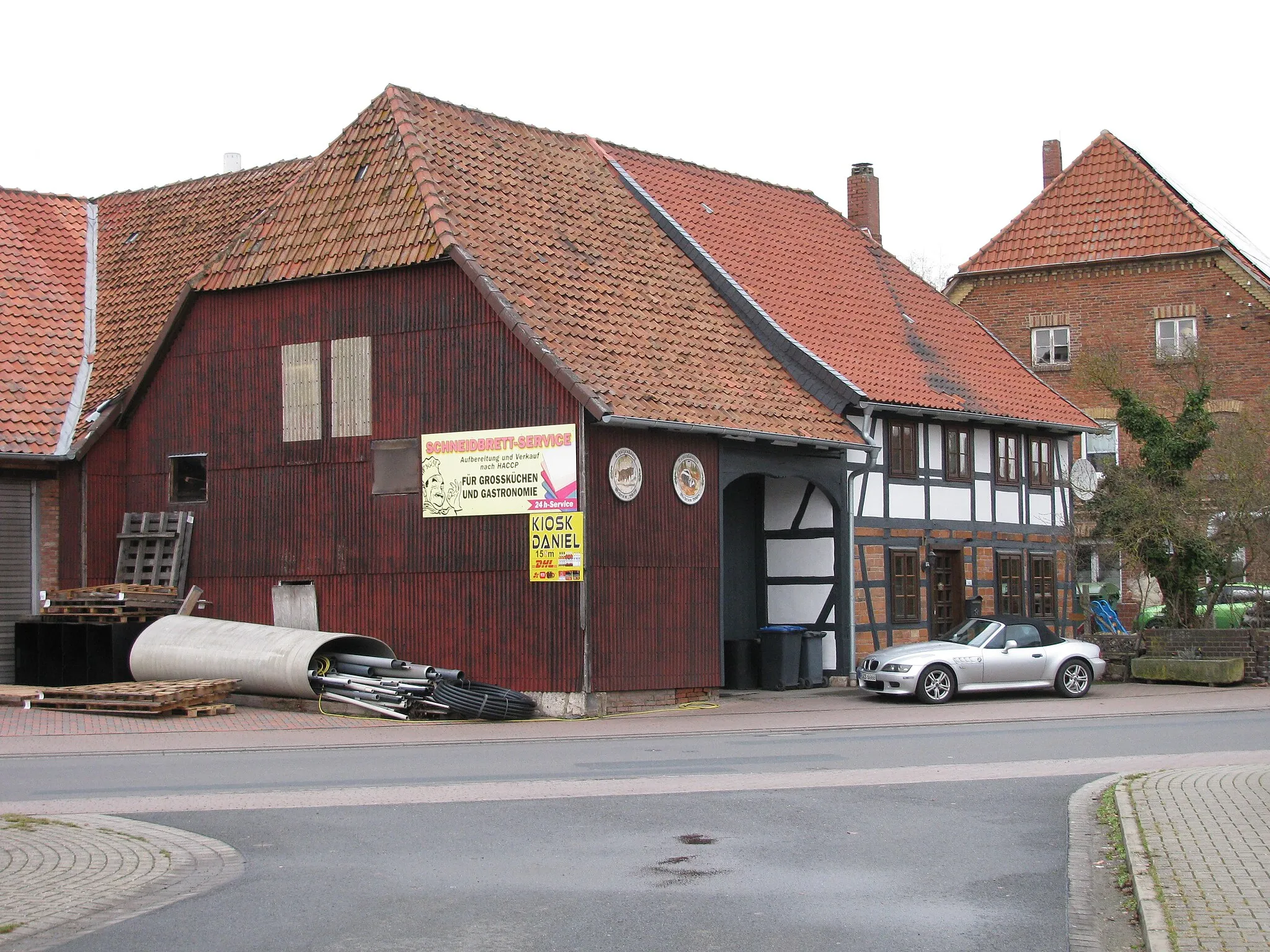 Photo showing: die alte Scheune und das Wohnhaus der Hofanlage Hauptstraße 17 in Mehrum