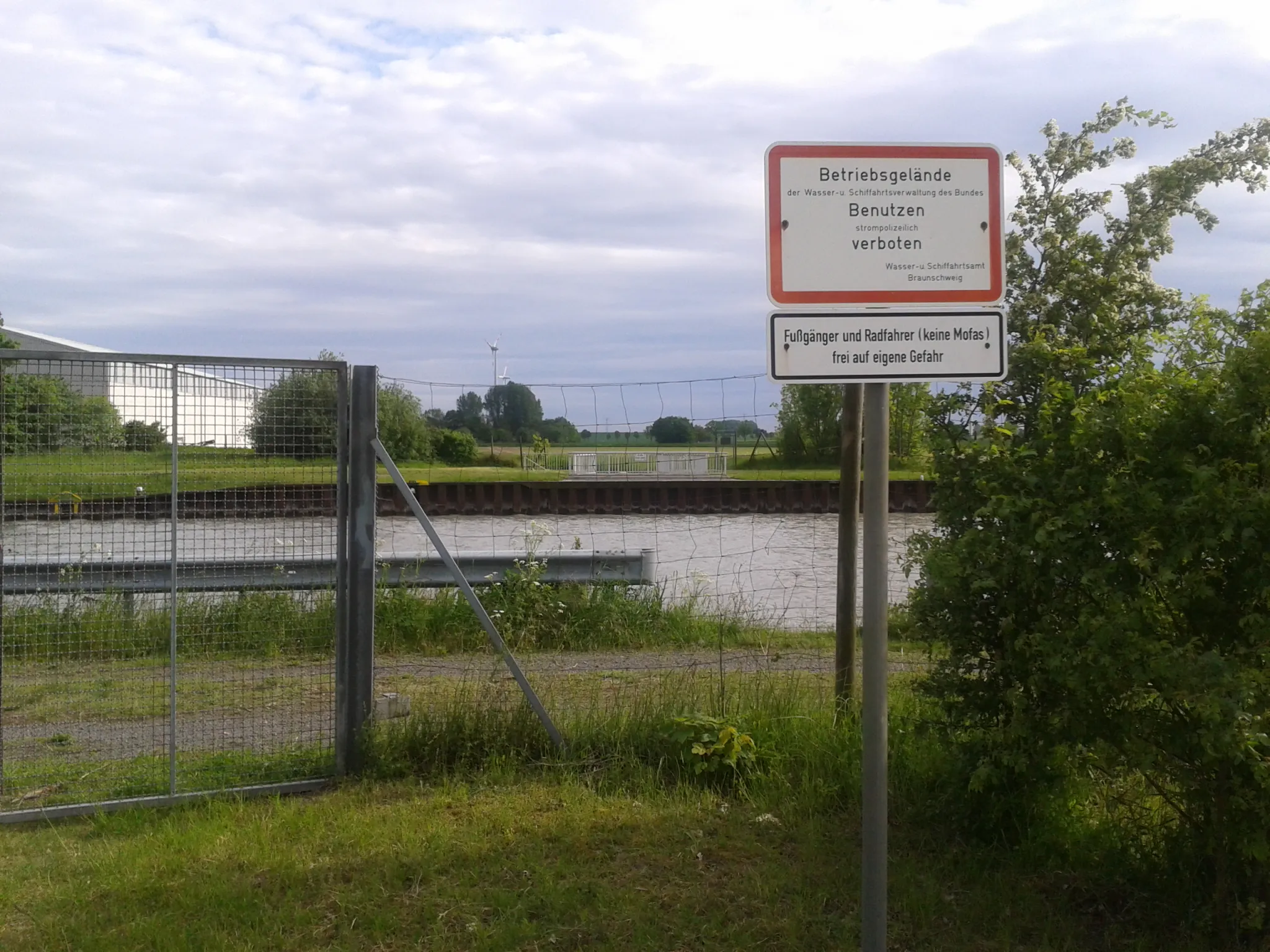 Photo showing: Mehrum, Blick vom Auslaufbauwerk der Unterdükerung der Burgdorfer Aue unter dem Mittellandkanal auf das Einlaufbauwerk und über den Mittellandkanal
