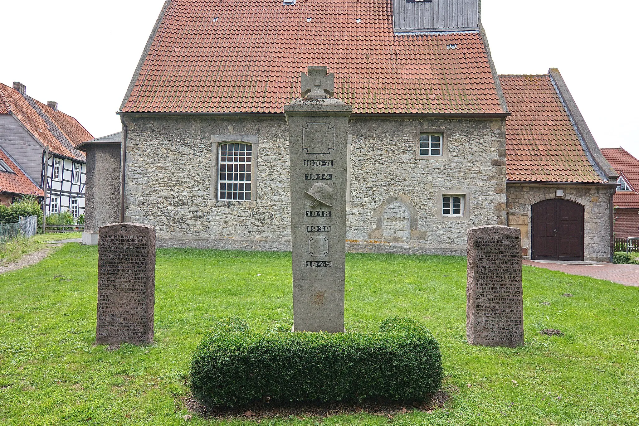 Photo showing: Kriegerdenkmal vor Kirche in Müllingen (Sehnde), Niedersachsen, Deutschland