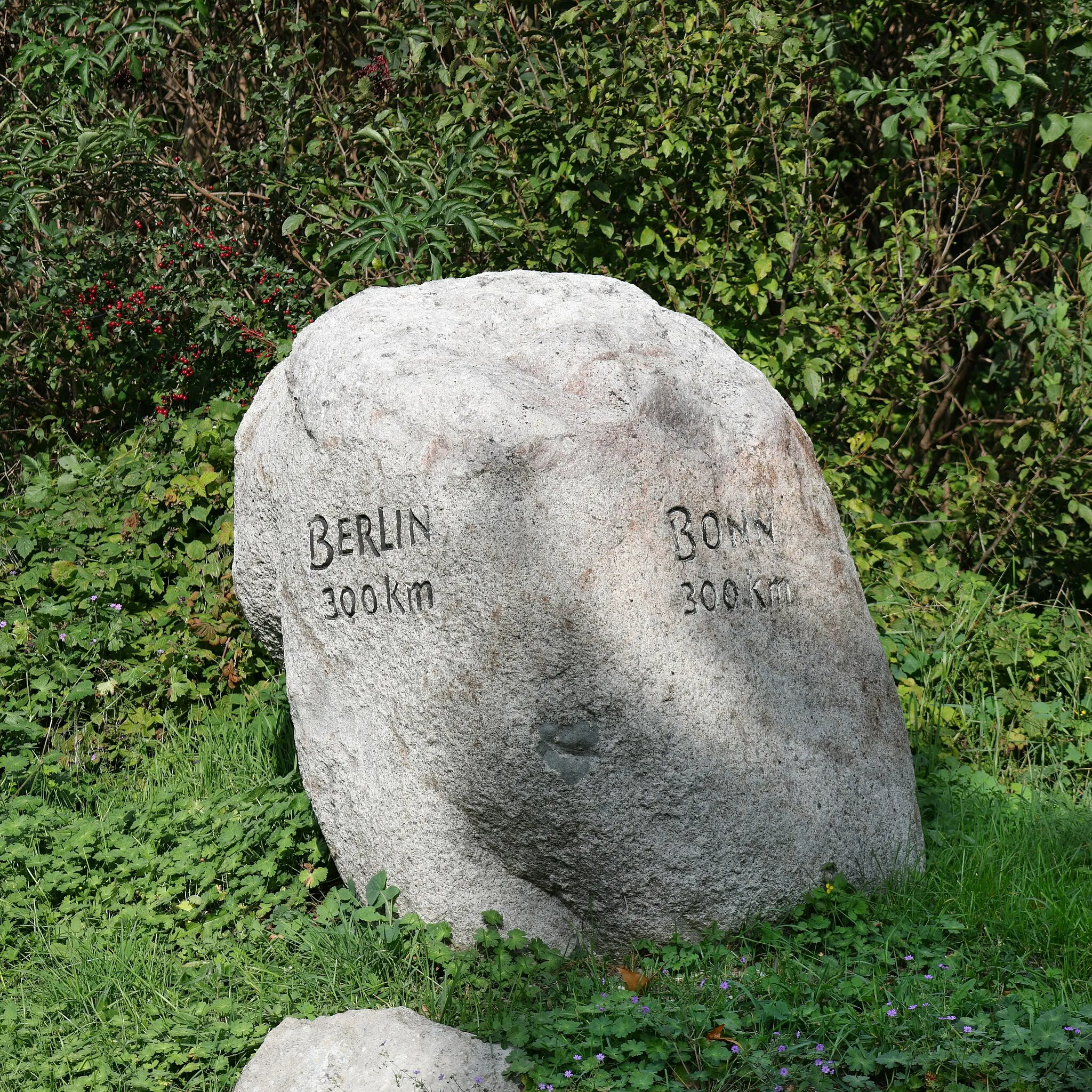 Photo showing: :Der Berliner Meilenstein in Lauenstadt.  Derartige Meilensteine wurden in ganz Westdeutschland errichtet, um das Bewusstsein für West-Berlin zu erhalten.