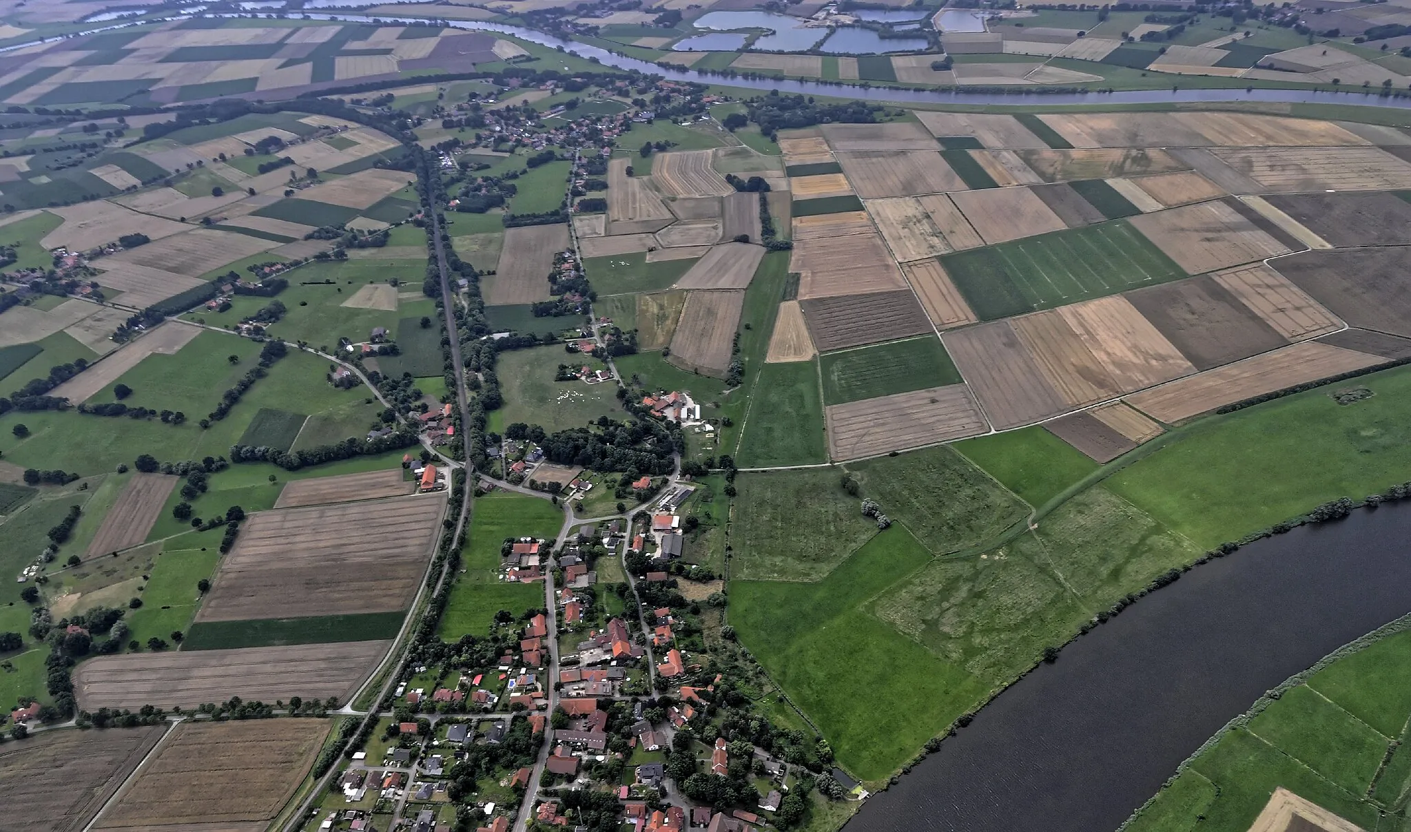 Photo showing: Bilder vom Flug Nordholz-Hammelburg 2015: Heimsen (vorn) und Ilvese (hinten), beide an der Weser gelegen.