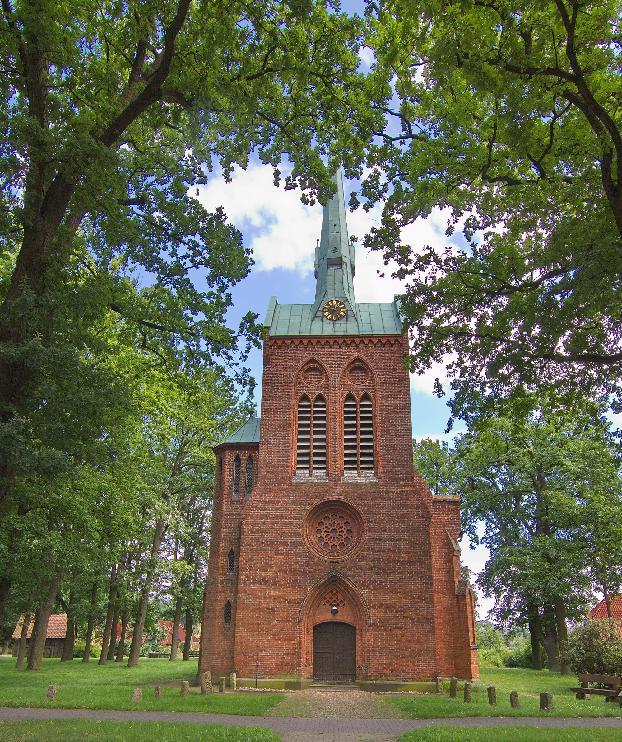 Photo showing: Die alte Kirche „Zum heiligen Kreuz“, ein gotischer Backsteinbau, stammt aus dem Jahre 1296 und wurde in den 1990ern umfangreich restauriert