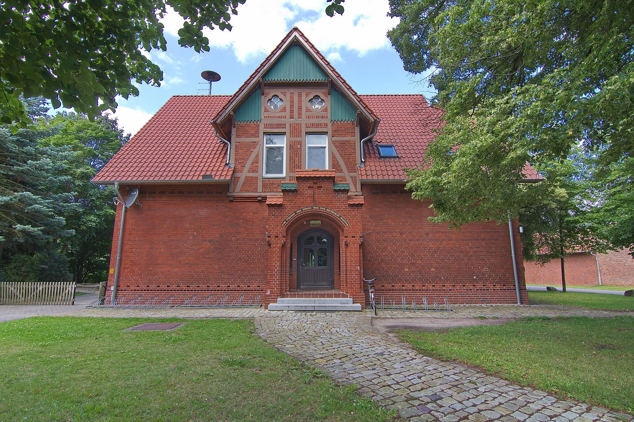Photo showing: Ortsblick Eickeloh, Niedersachsen, Deutschland. Das Haus ist die alte Schule an der Straße Am Schulhof 3.