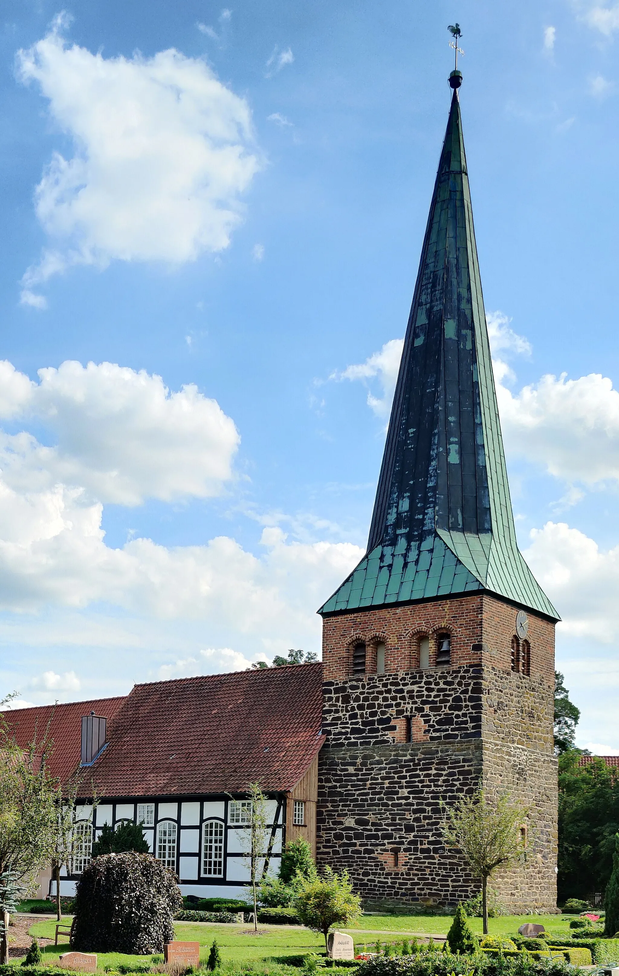 Photo showing: Evangelisch-lutherische St.-Pauli-Kirche Gilten, Samtgemeinde Schwarmstedt, Landkreis Heidekreis, Niedersachsen, Deutschland