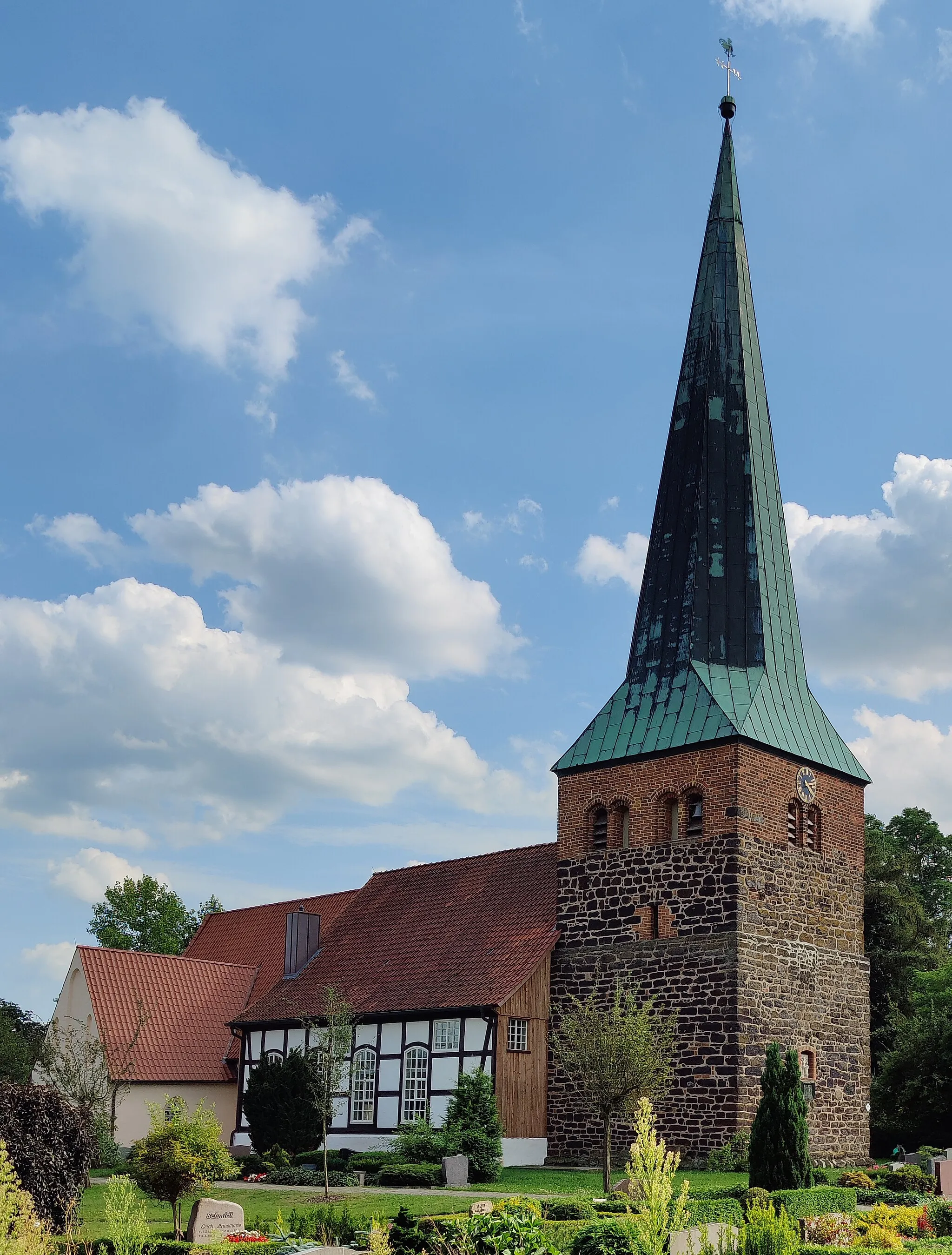 Photo showing: Evangelisch-lutherische St.-Pauli-Kirche Gilten, Samtgemeinde Schwarmstedt, Landkreis Heidekreis, Niedersachsen, Deutschland