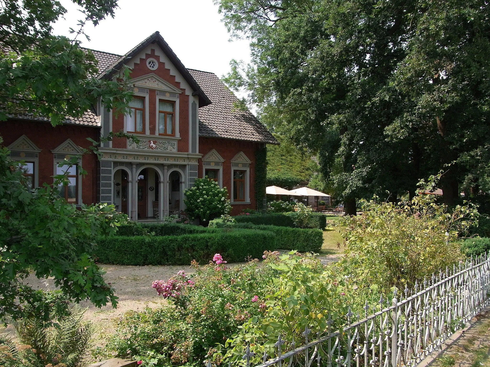 Photo showing: Das Haus Hemme - direkt an der L190 gelegen, im Hintergrund der Milchladen und das Cafe.