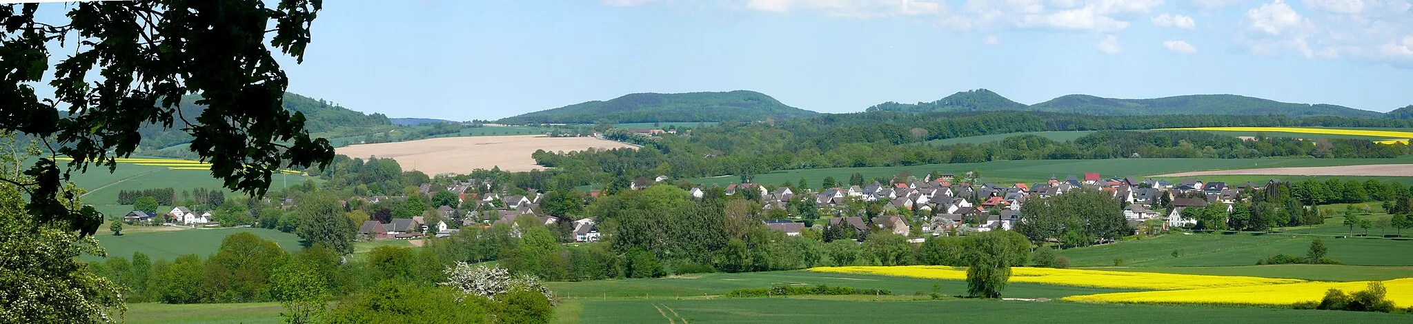 Photo showing: Blick von Südwesten vom unteren Hang des Kleinen Everstein auf Negenborn, Landkreis Holzminden