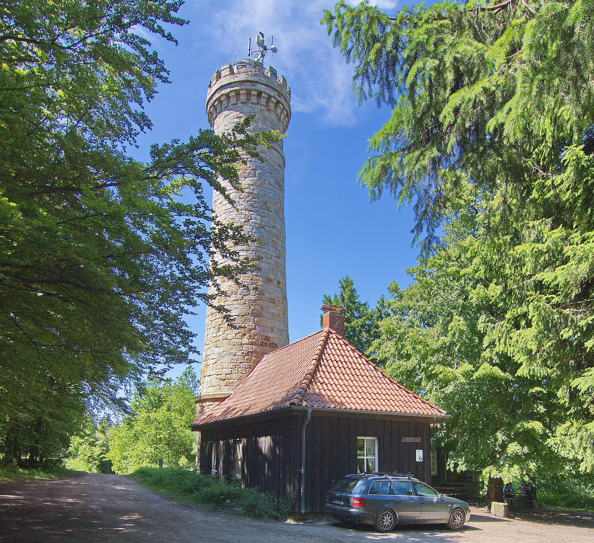 Photo showing: Süntelturm von 1901 auf der Hohen Egge im Landschaftsschutzgebiet Süntel, Niedersachsen, Deutschland