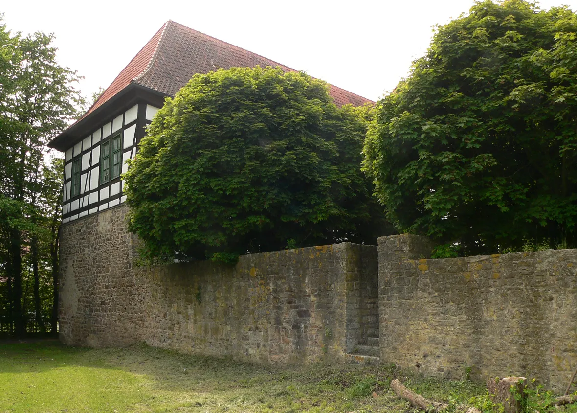 Photo showing: Rückseite des Rathauses von Rehburg-Loccum in Rehburg mit Mauerresten der Burg Rehburg, darauf Fachwerkbau aus dem 18. Jahrhundert