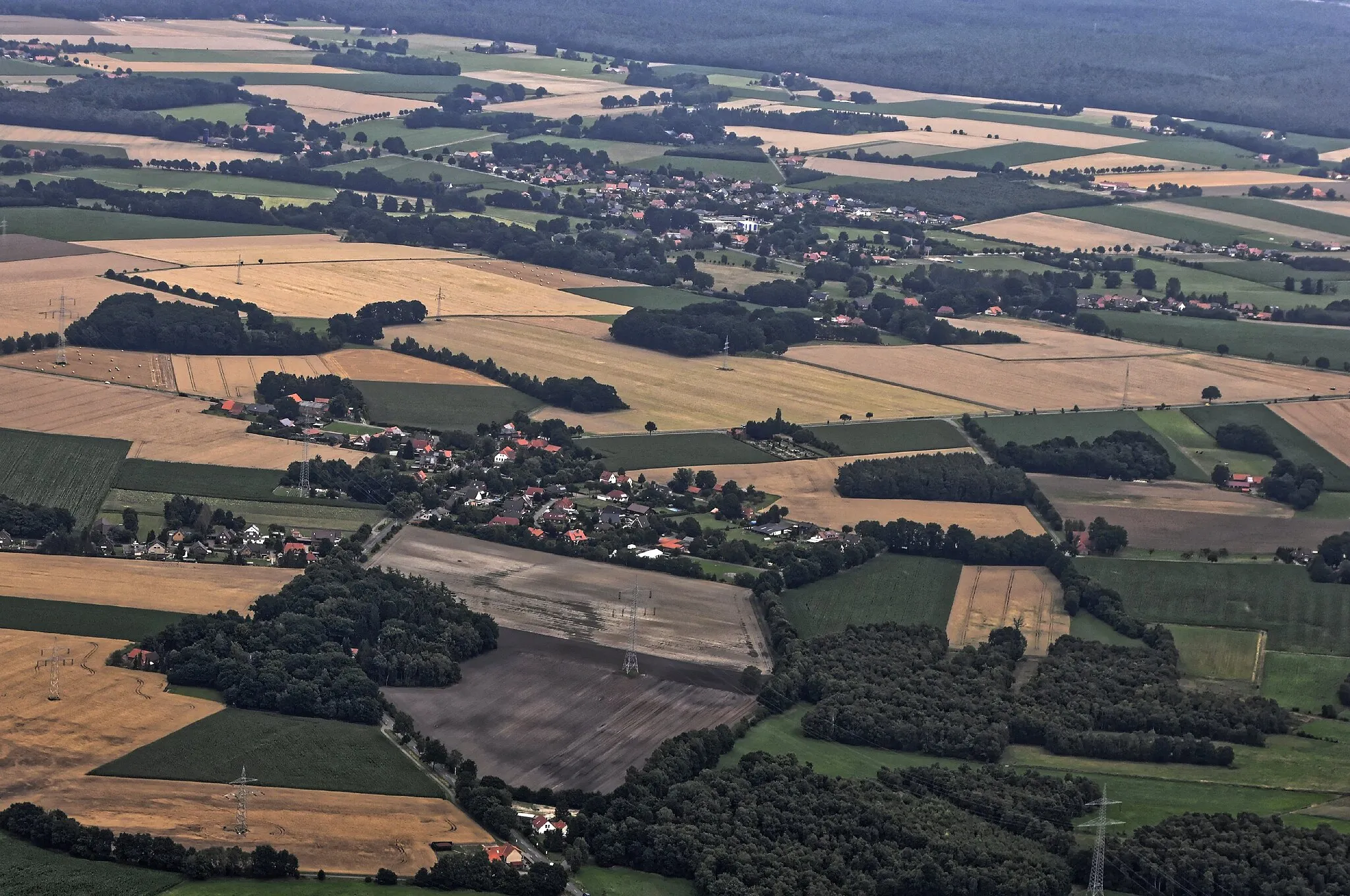Photo showing: Bilder vom Flug Nordholz-Hammelburg 2015: Blick von Südwesten auf Hesterberg (vorn links), Mainsche (Bildmitte) und Pennigsehl (hinten).